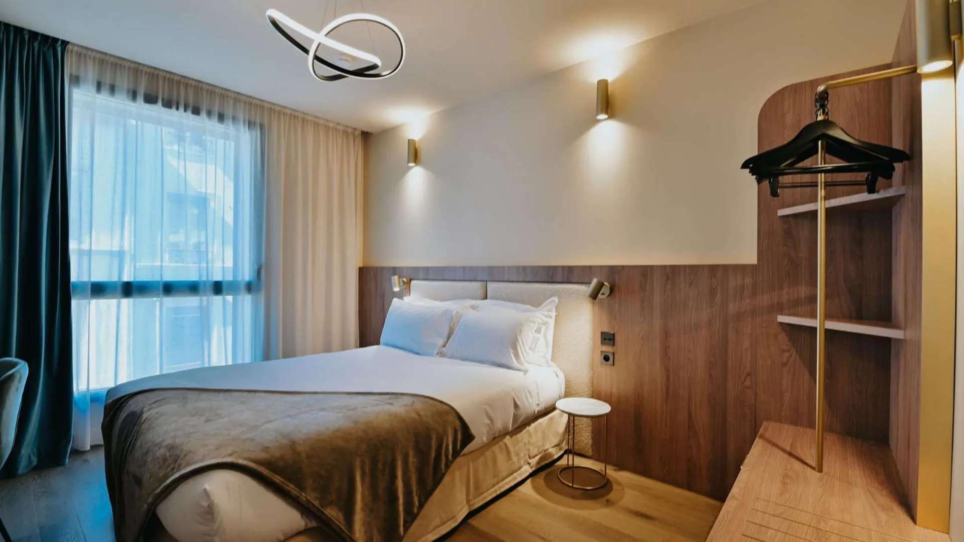 Shower, Bed in Keystone Hôtel & Spa