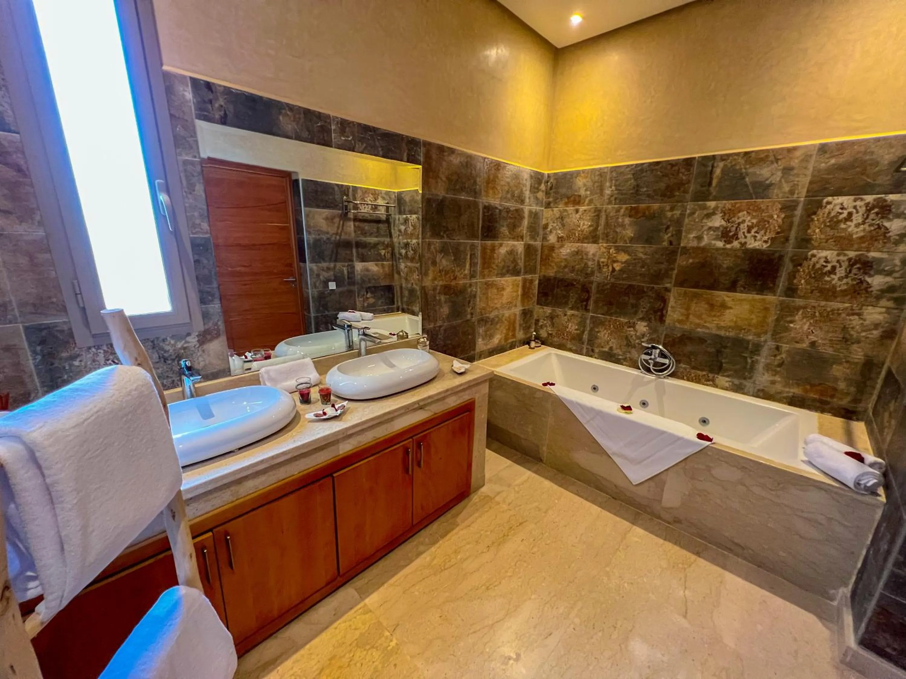 Hot Tub in Riad villa saphir & SPA