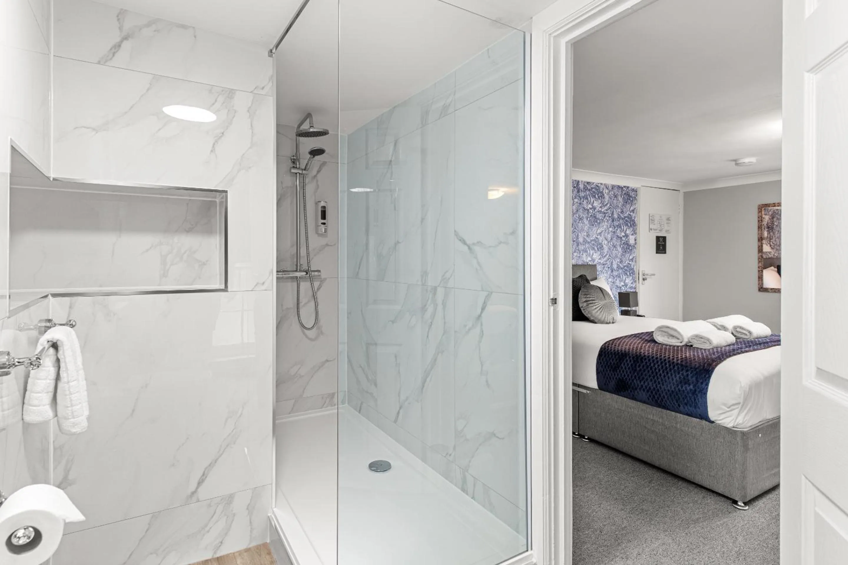 Bathroom, Bed in Town House Rooms