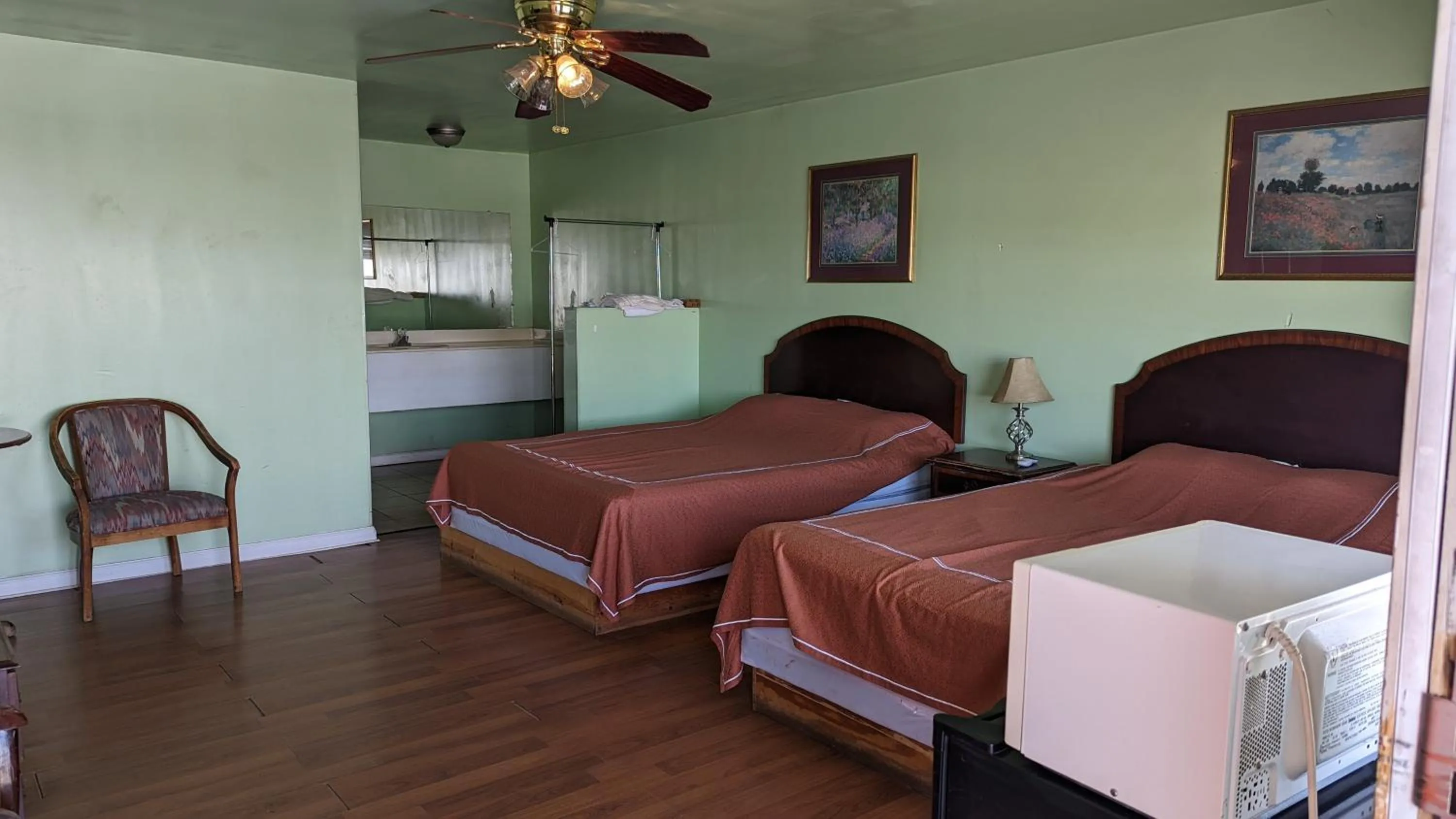 Queen Studio in Canadian Inn