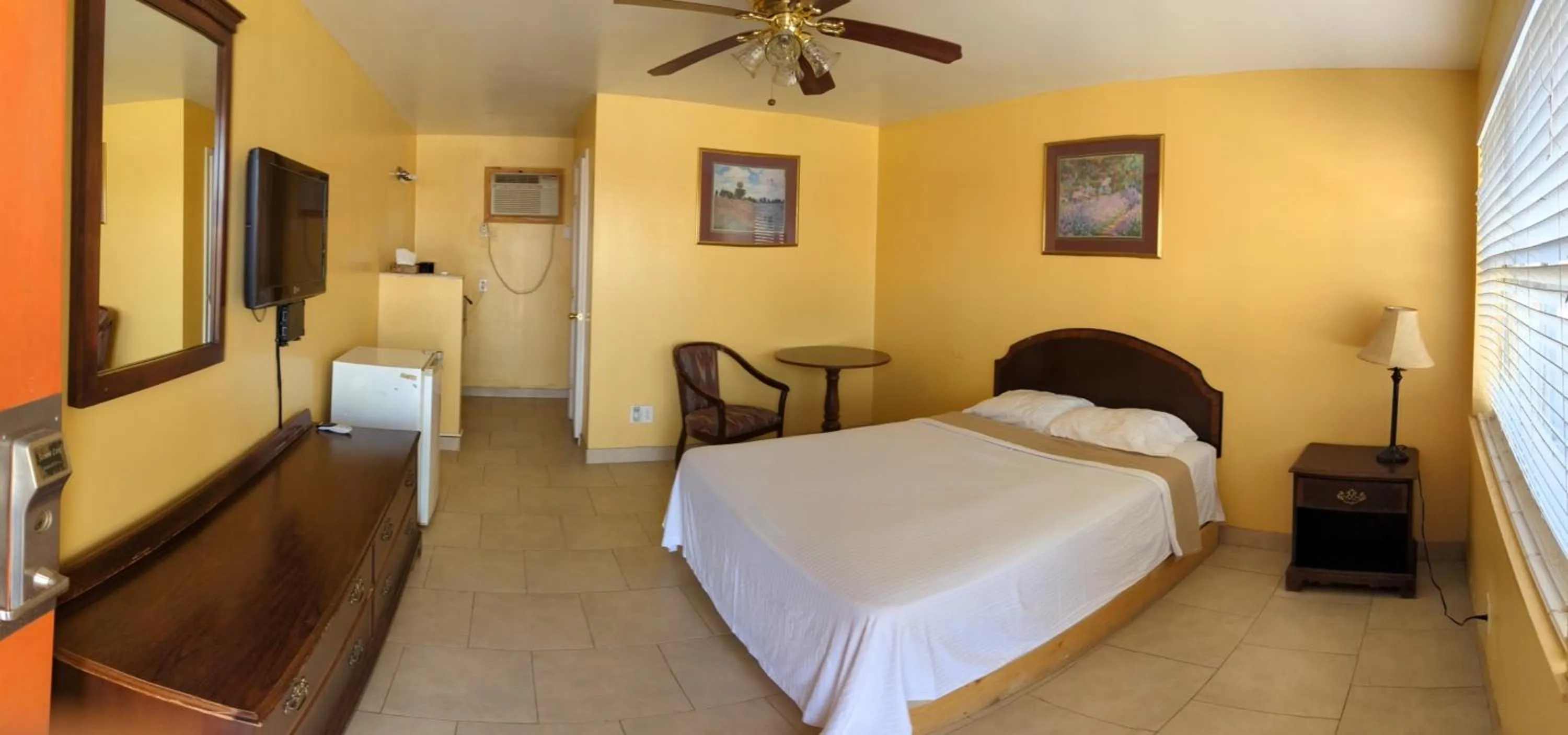 Queen Room - single occupancy in Canadian Inn