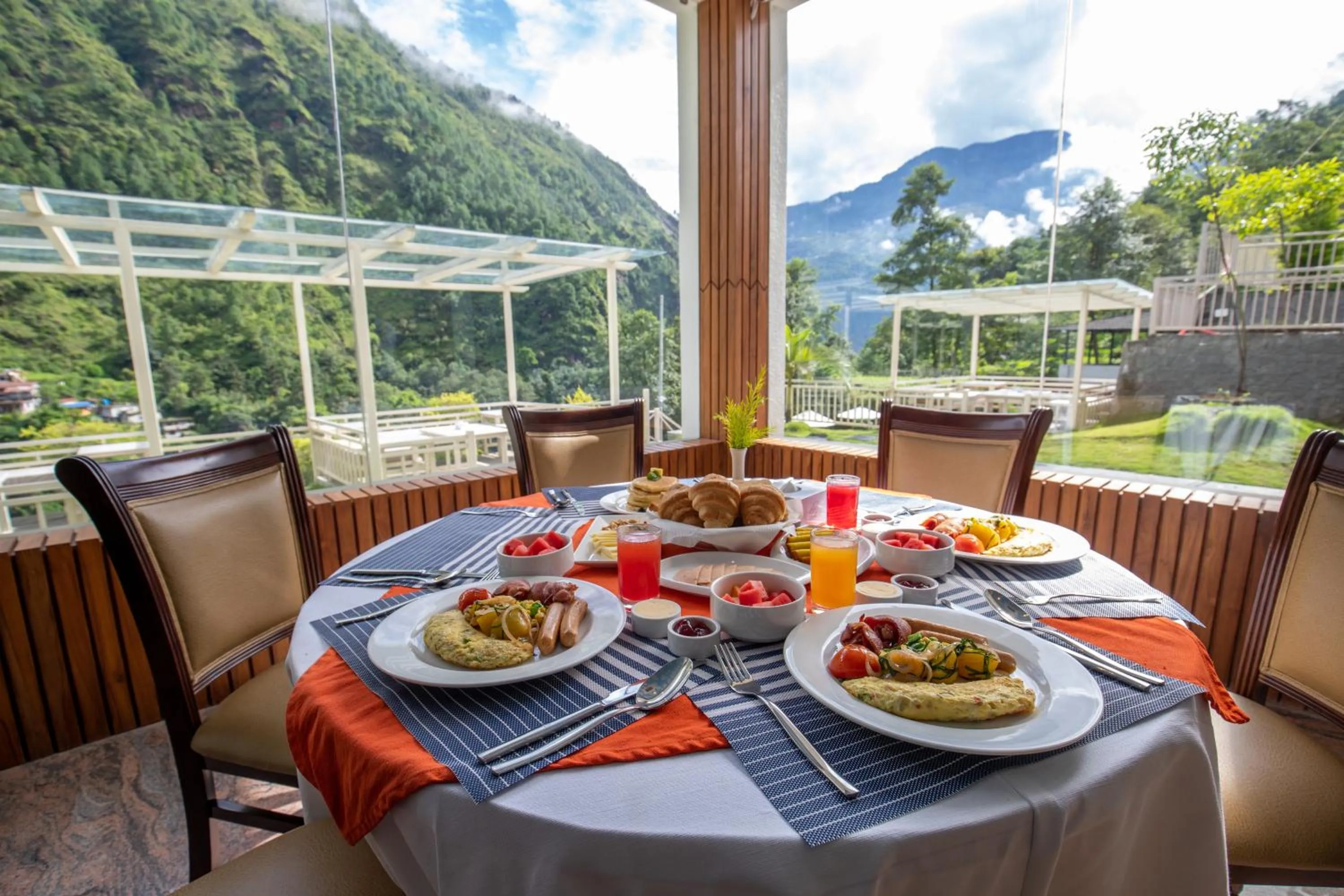 Restaurant/places to eat in Bhotekoshi Heli Resort