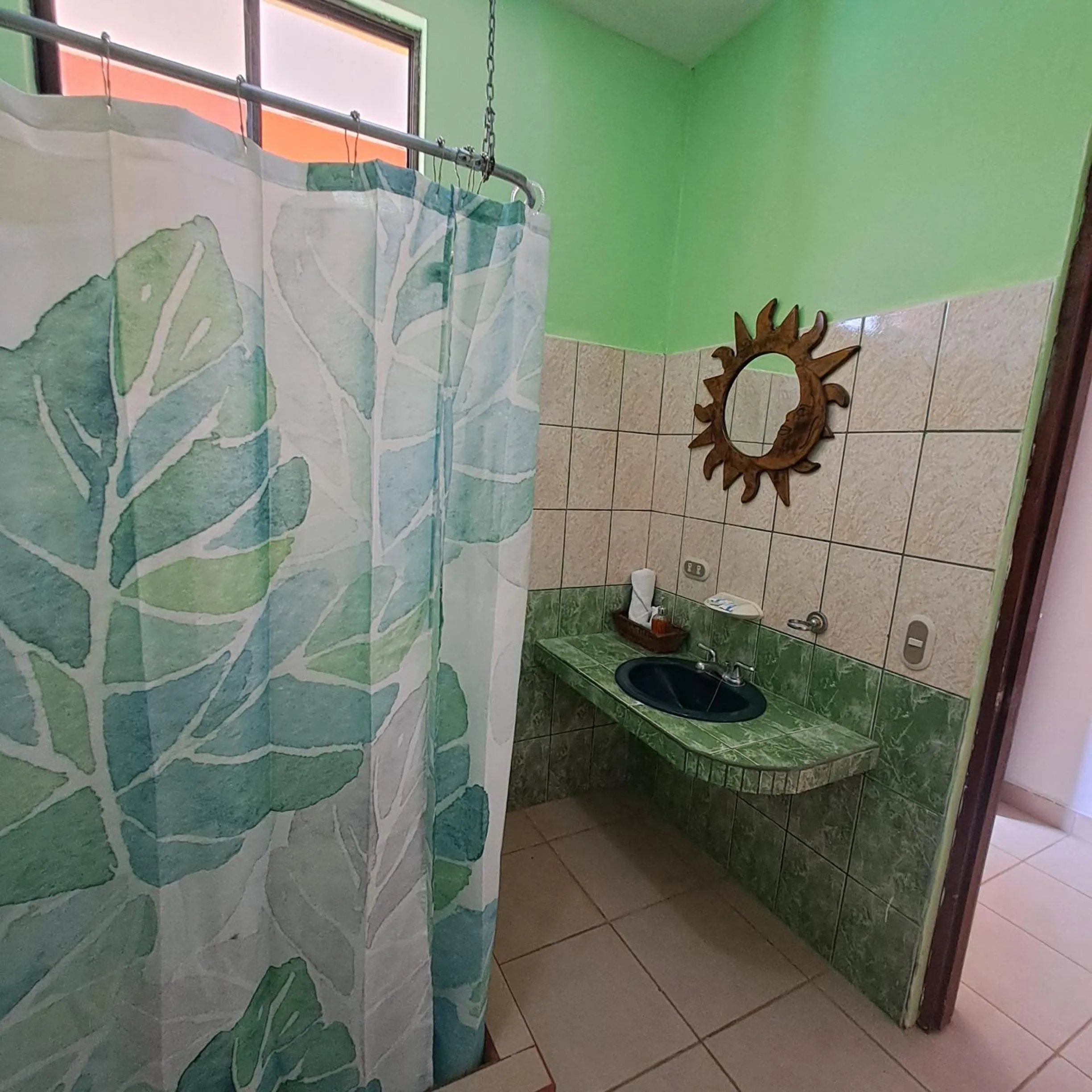 Bathroom in Georgi, Junquillal