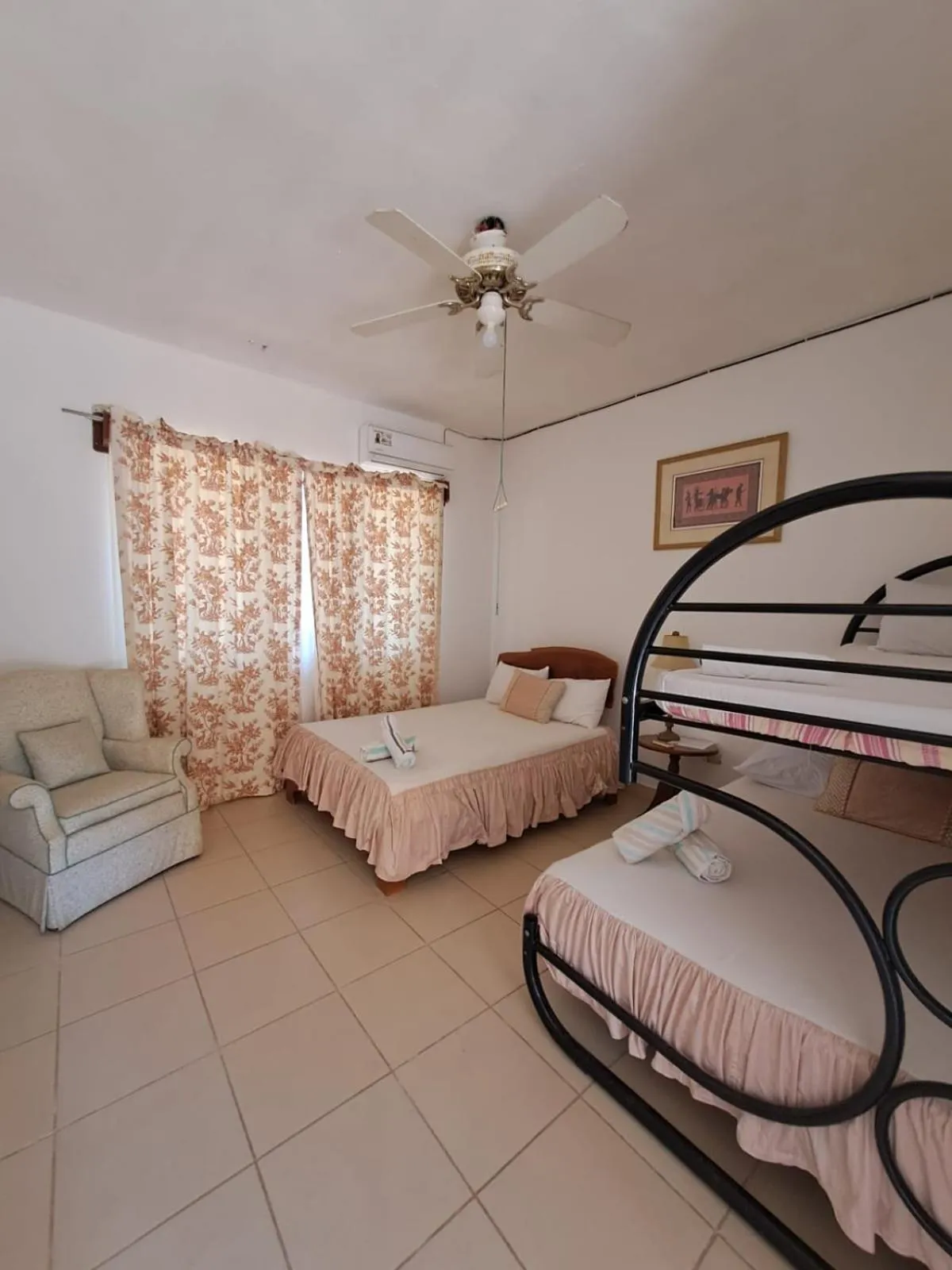 Photo of the whole room, Bed in Georgi, Junquillal