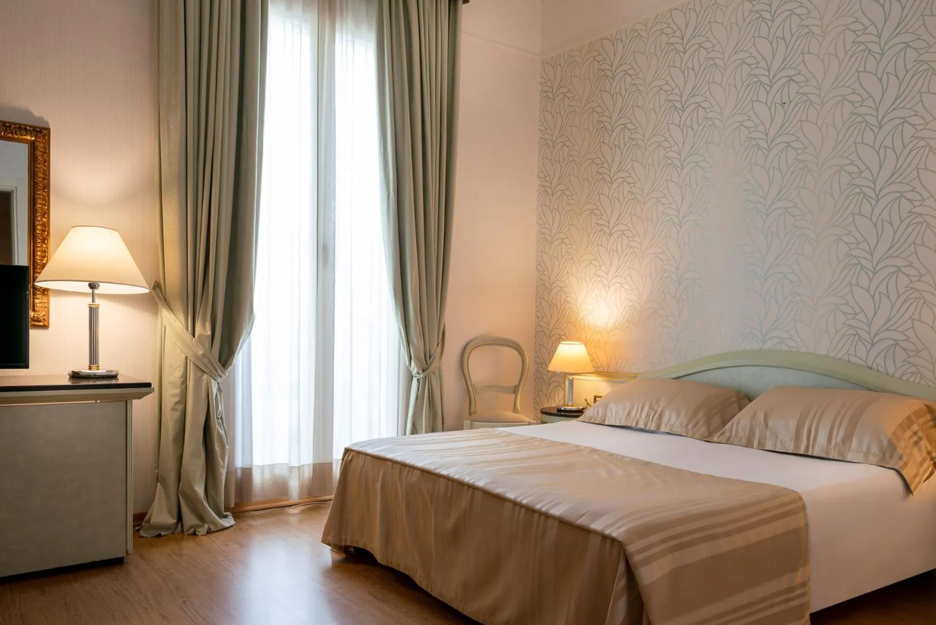 hair dresser, Bed in Hotel President