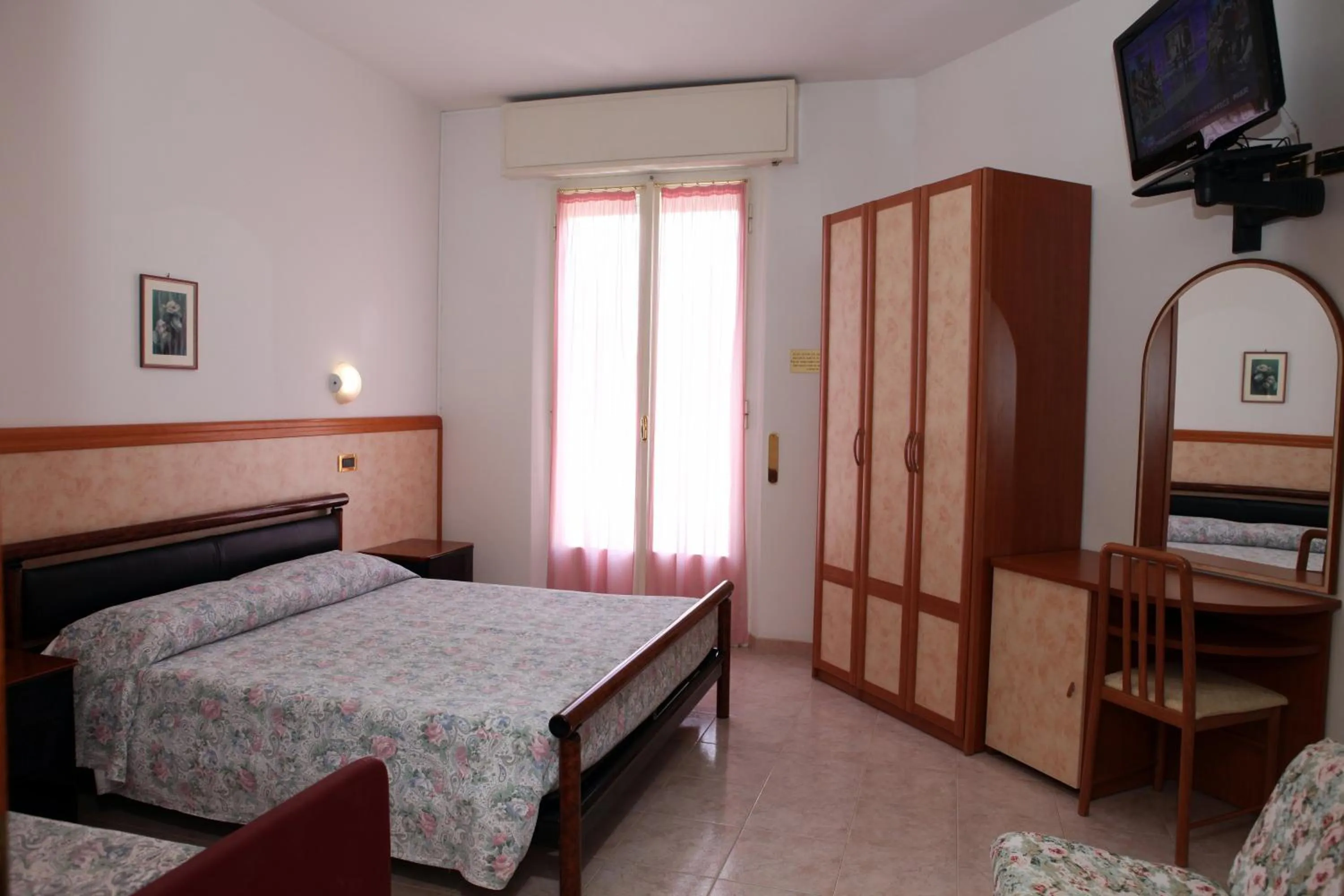 Photo of the whole room in Hotel Parigi