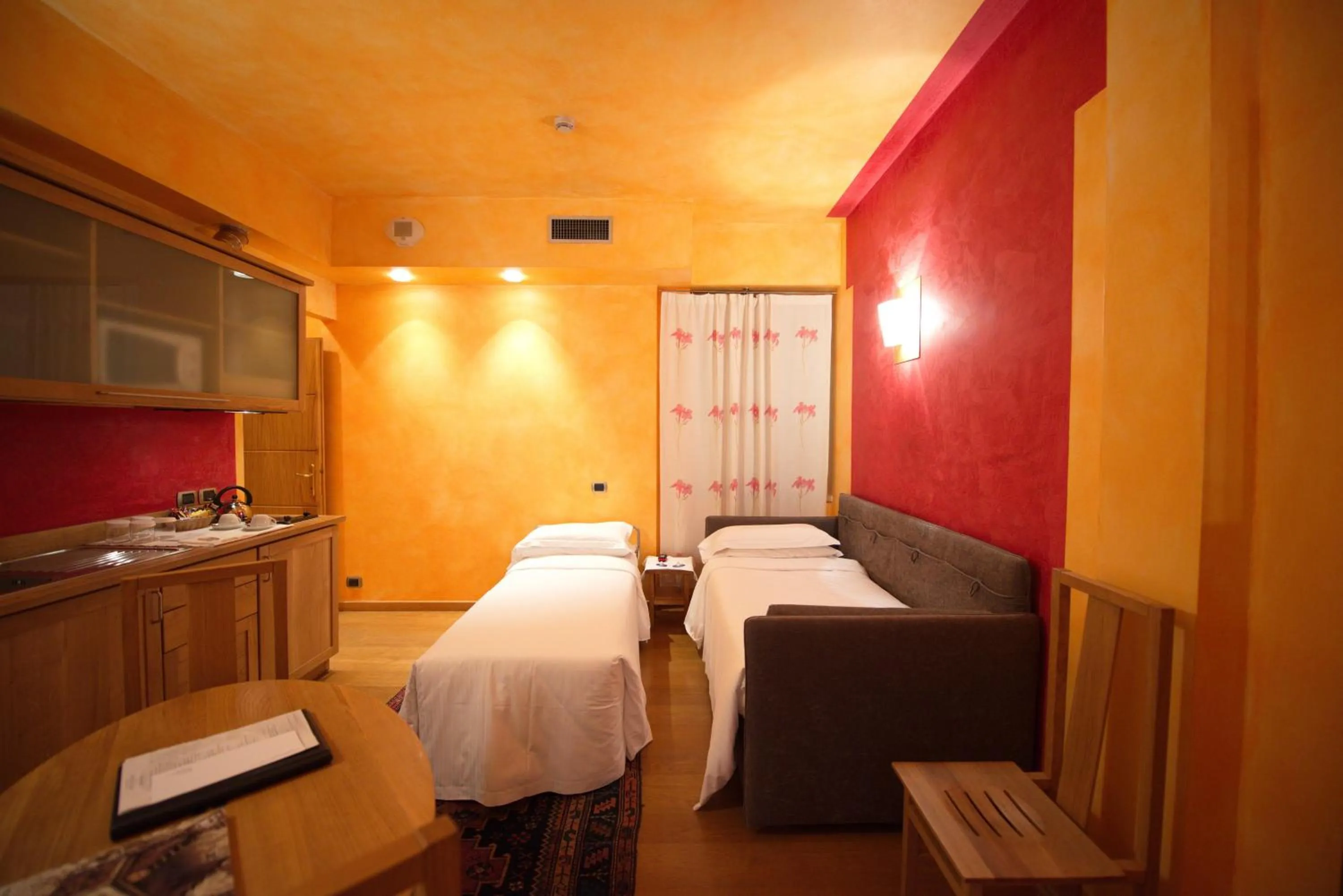 Kitchen or kitchenette, Bed in Hotel Firenze