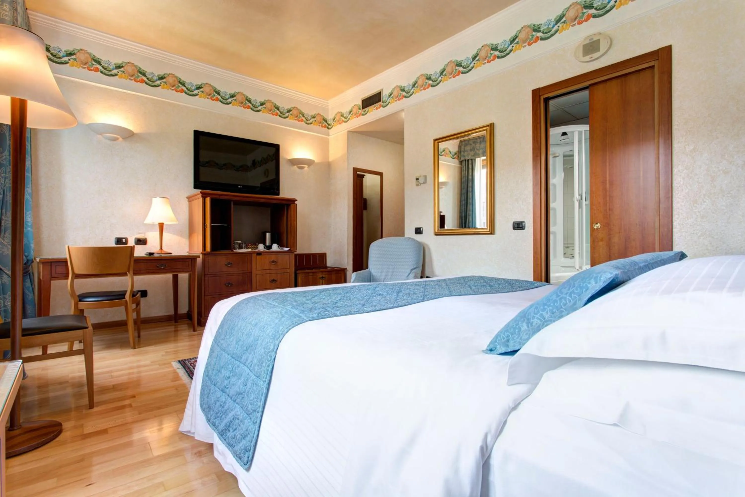 Photo of the whole room, Bed in Hotel Firenze