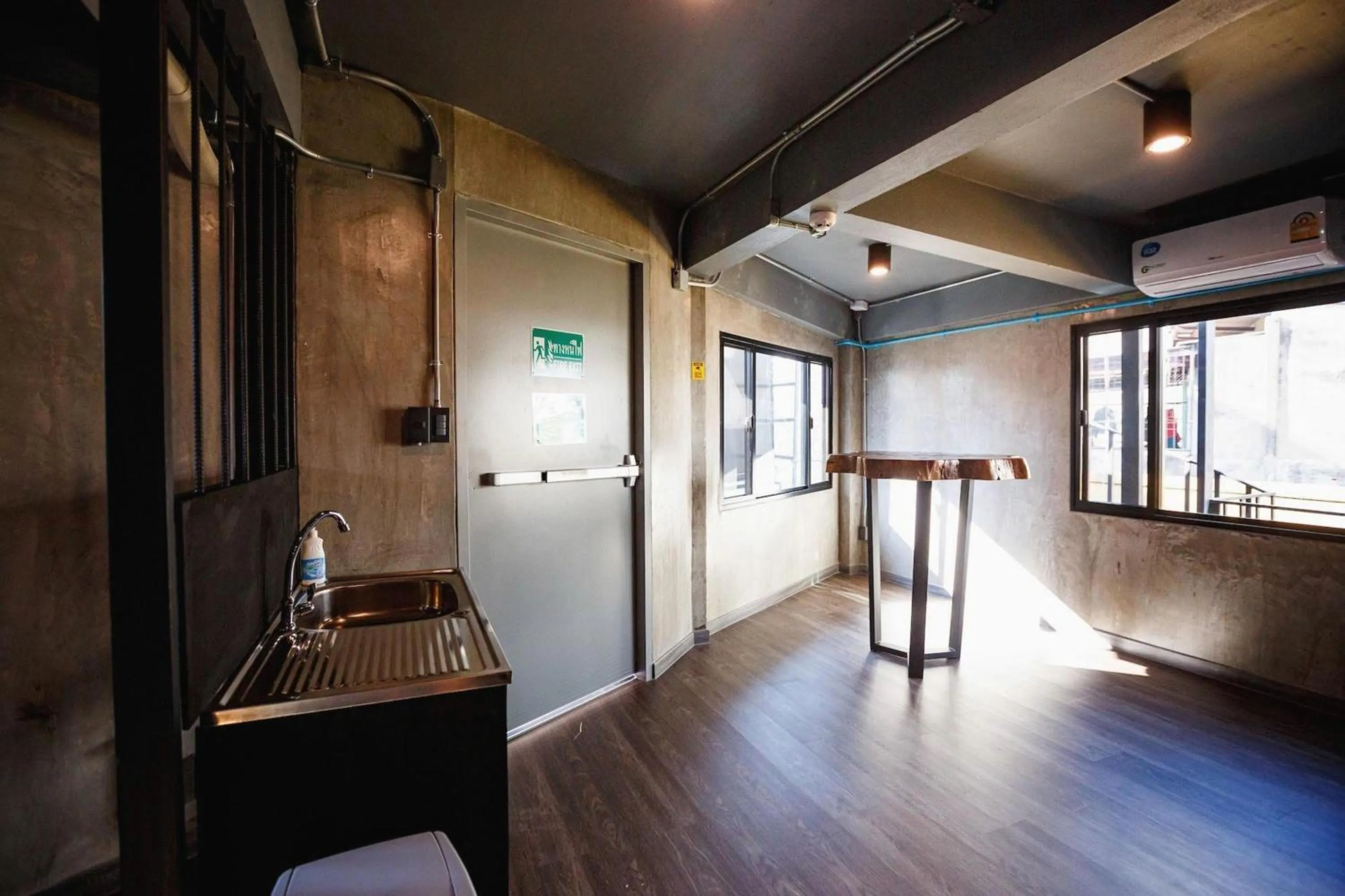 Photo of the whole room in Episode 11 Hostel Sukhumvit