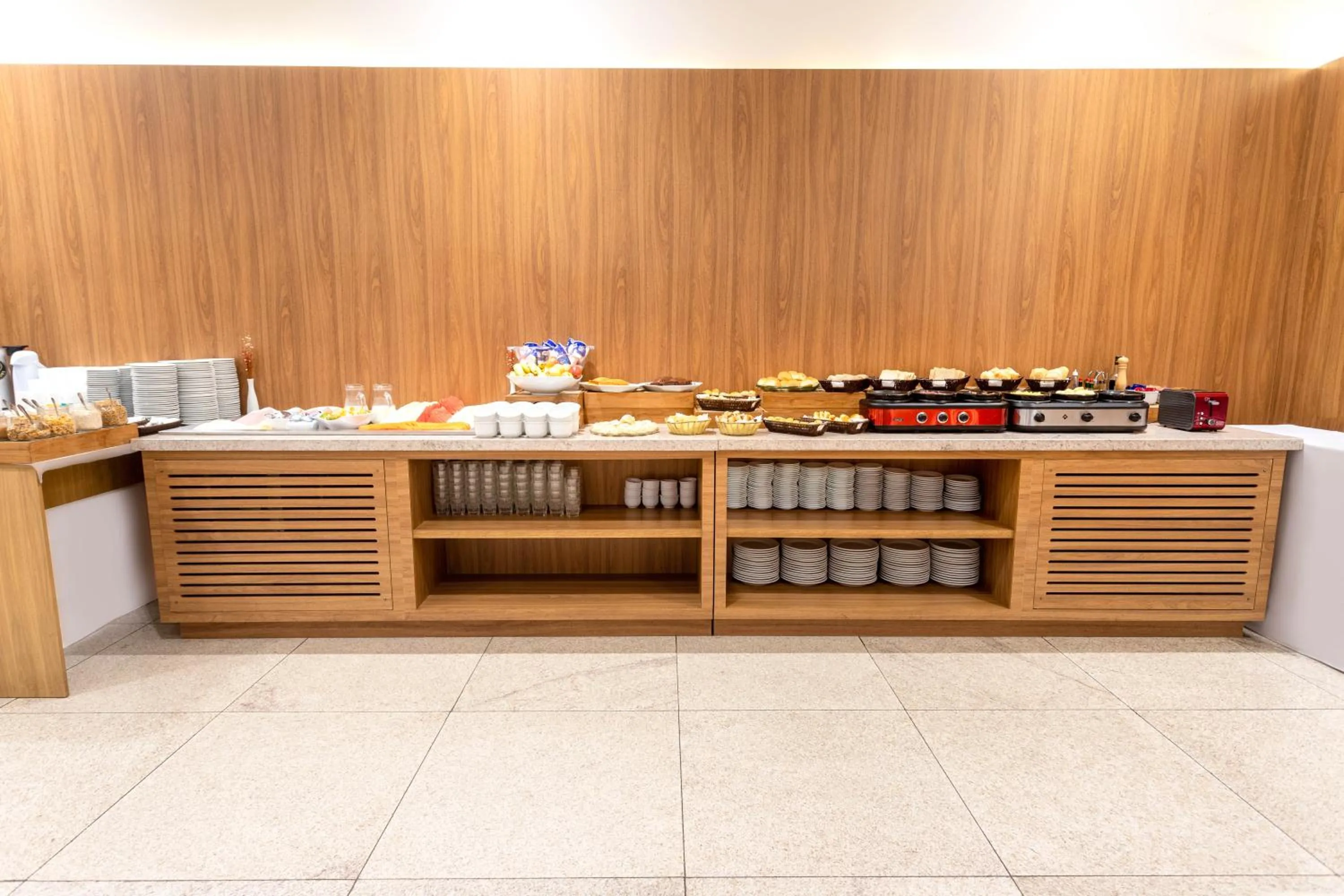 Restaurant/places to eat in Ramada by Wyndham Brasilia Alvorada