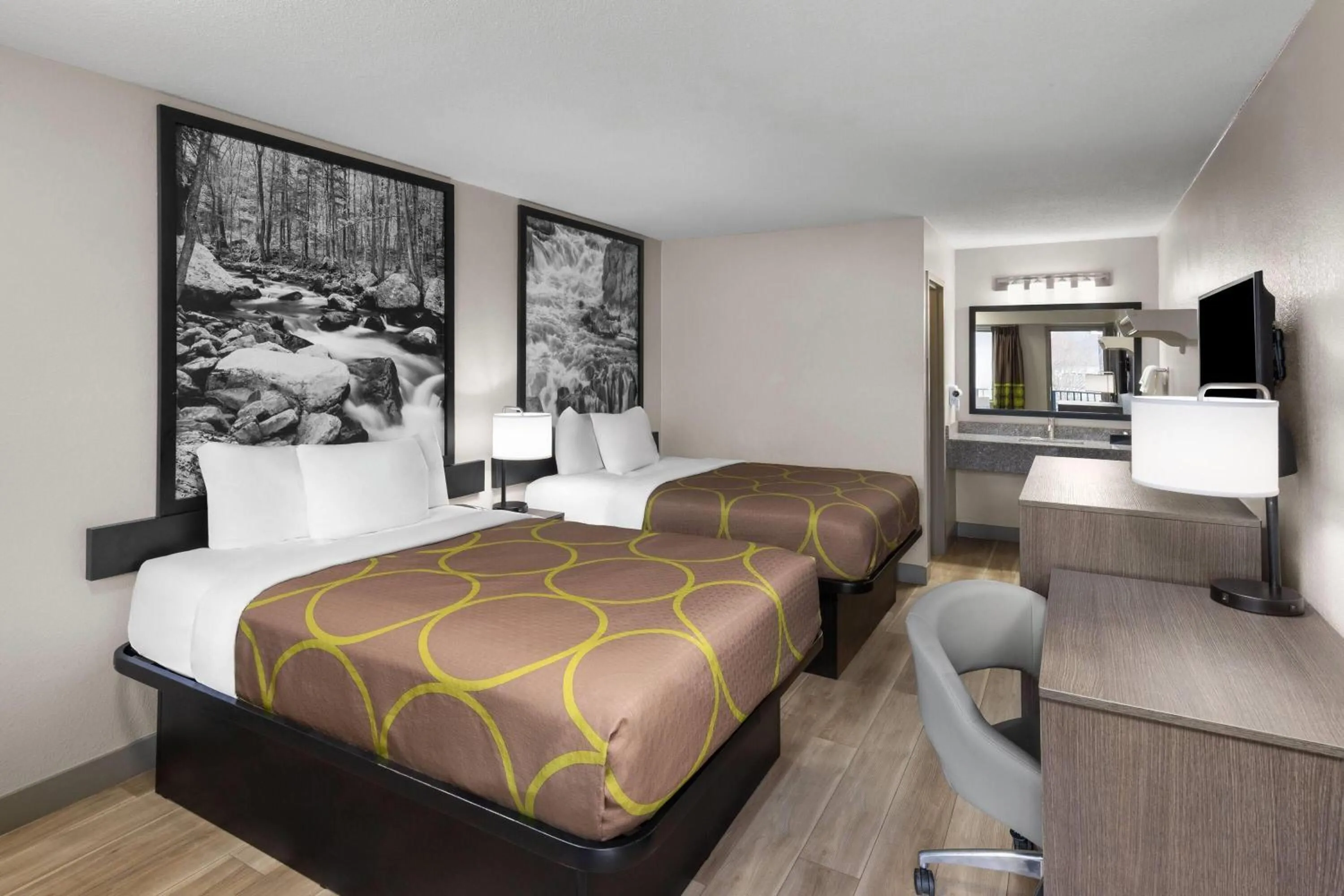 Photo of the whole room, Bed in Super 8 by Wyndham Charleston WV