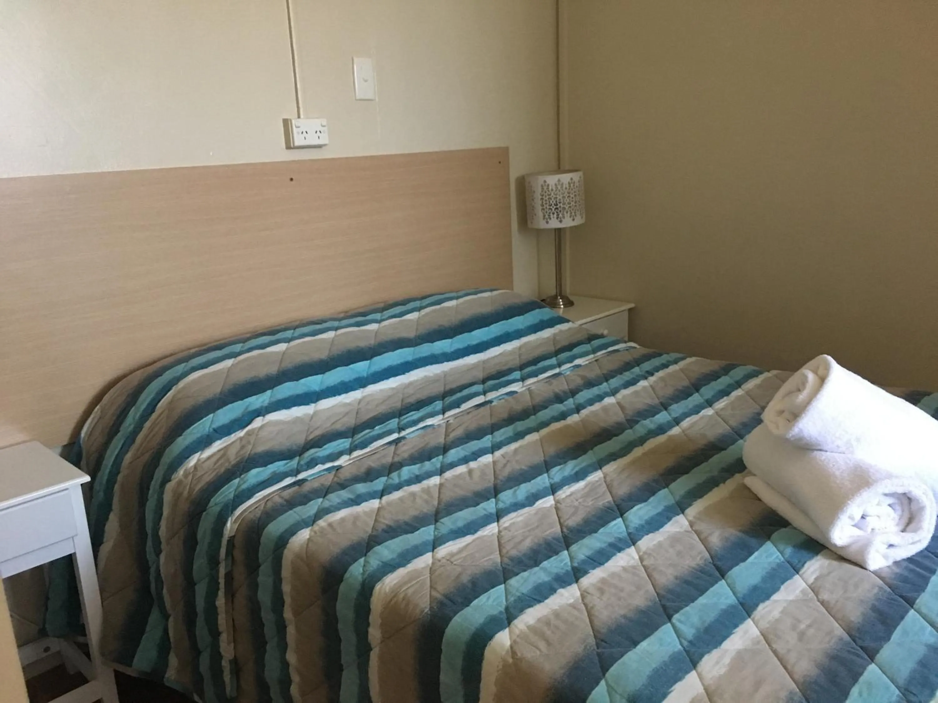 Bed in Plantation Park Motor Inn