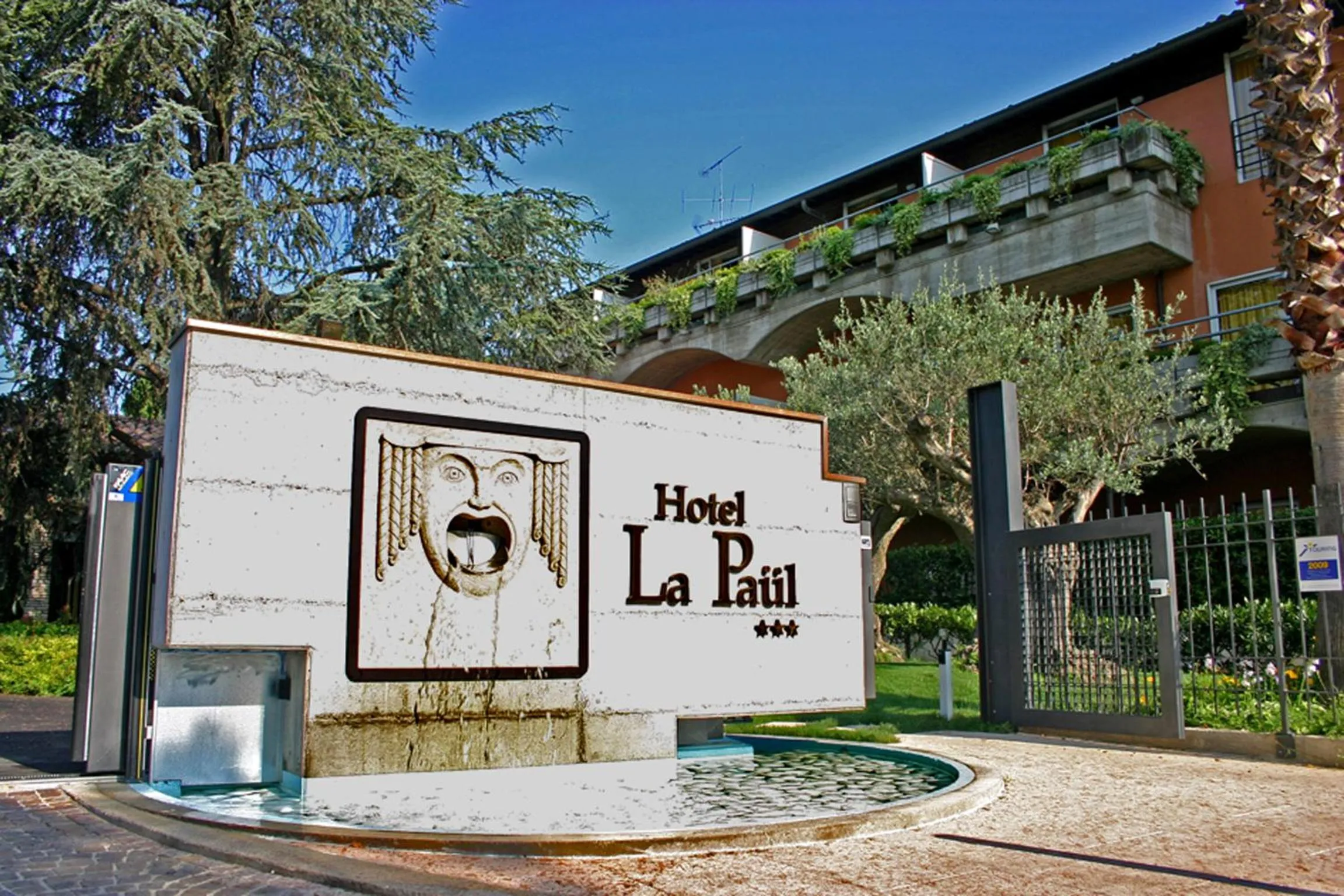Facade/entrance in Hotel La Paül