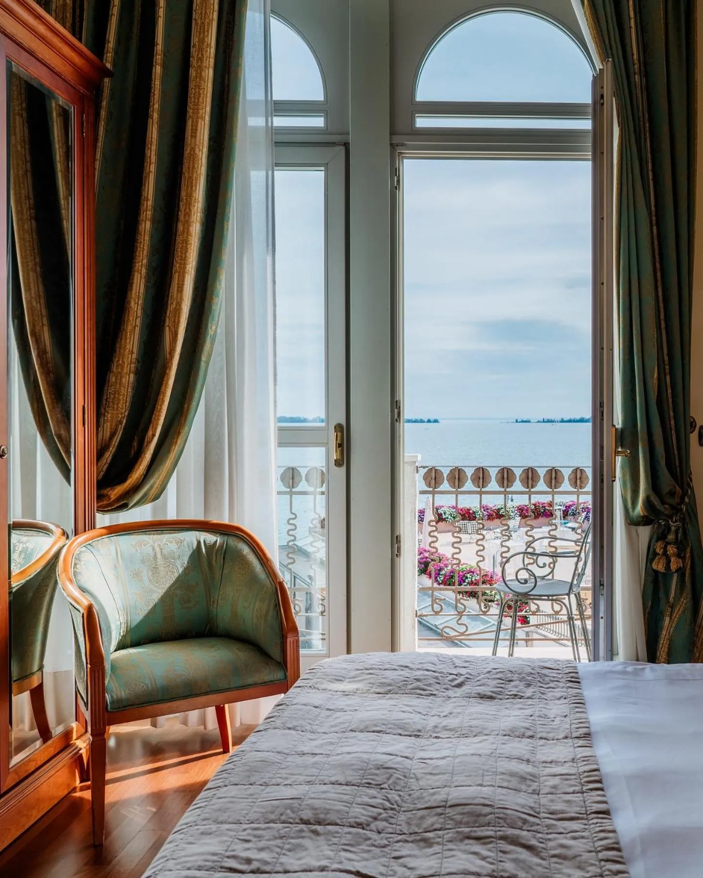 View (from property/room), Bed in Hotel Savoy Palace