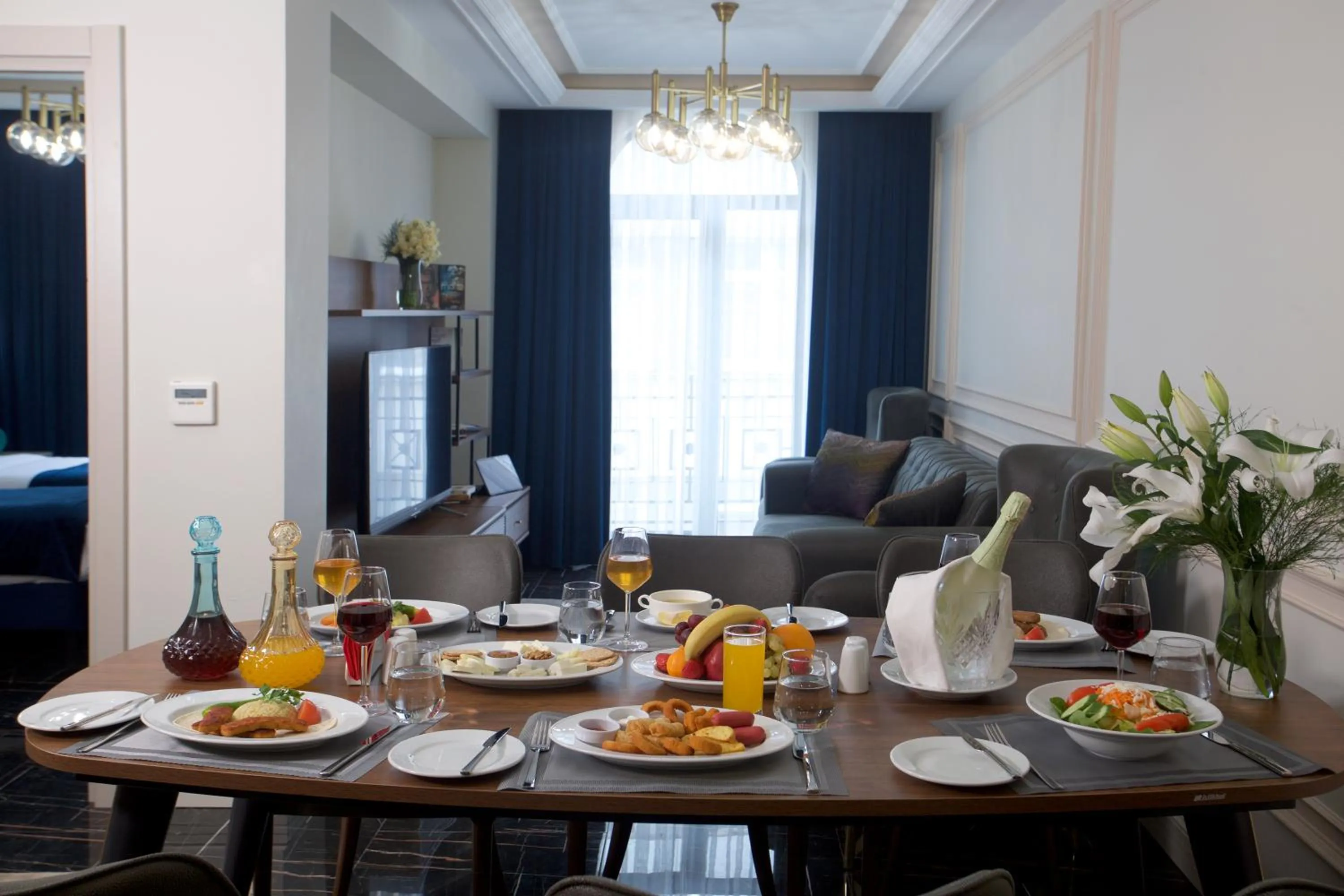 Communal lounge/ TV room in Princely Suites Nişantaşı