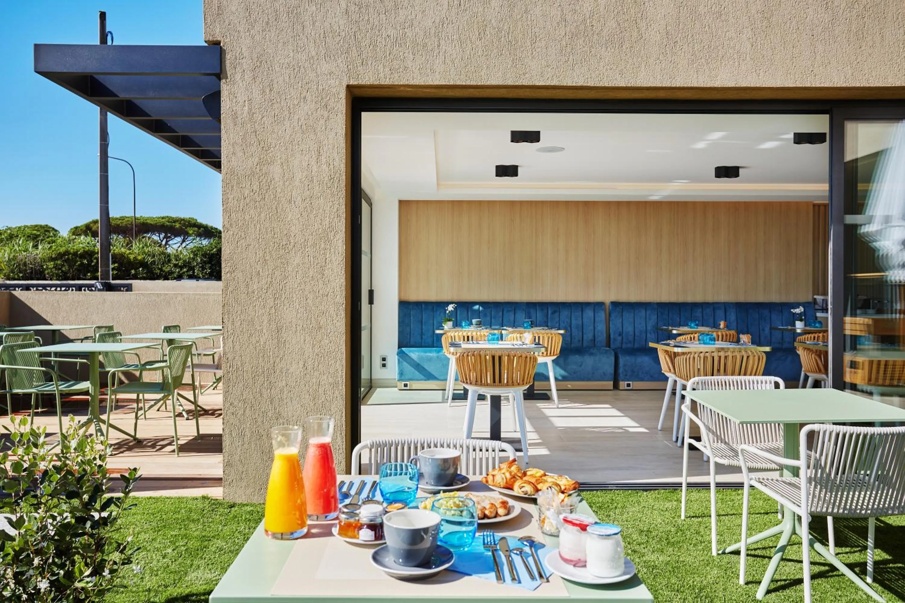 Patio in EDEN HÔTEL