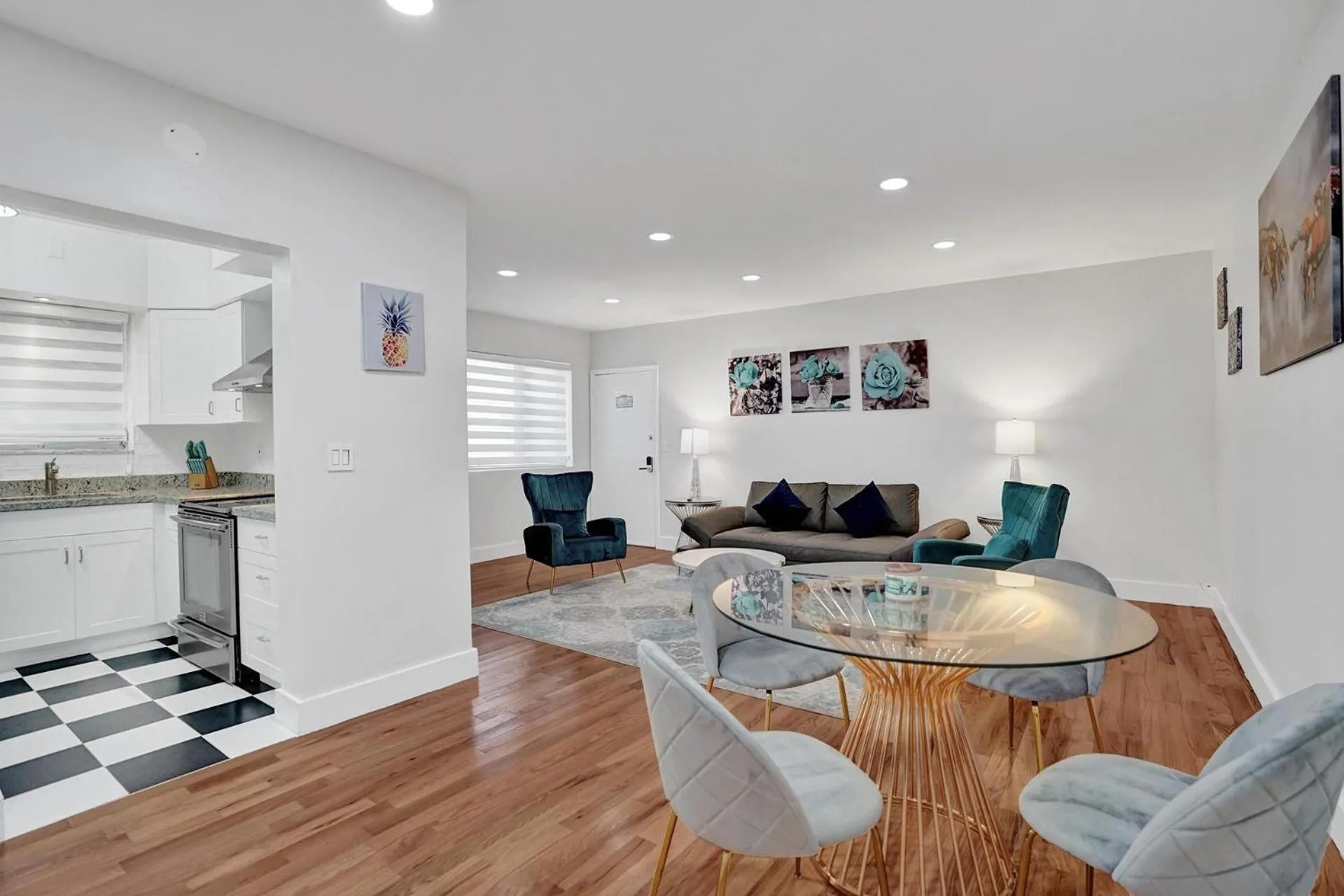 Living room in Bay Harbor Suites