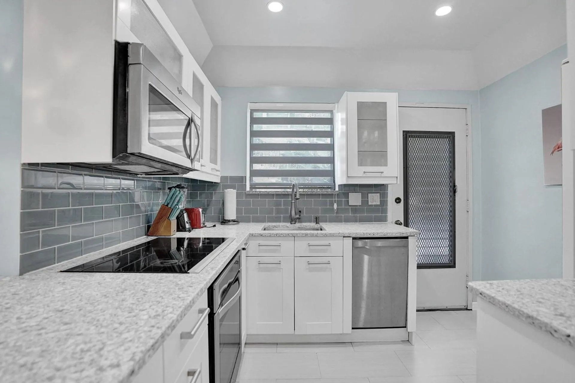 Kitchen or kitchenette in Bay Harbor Suites