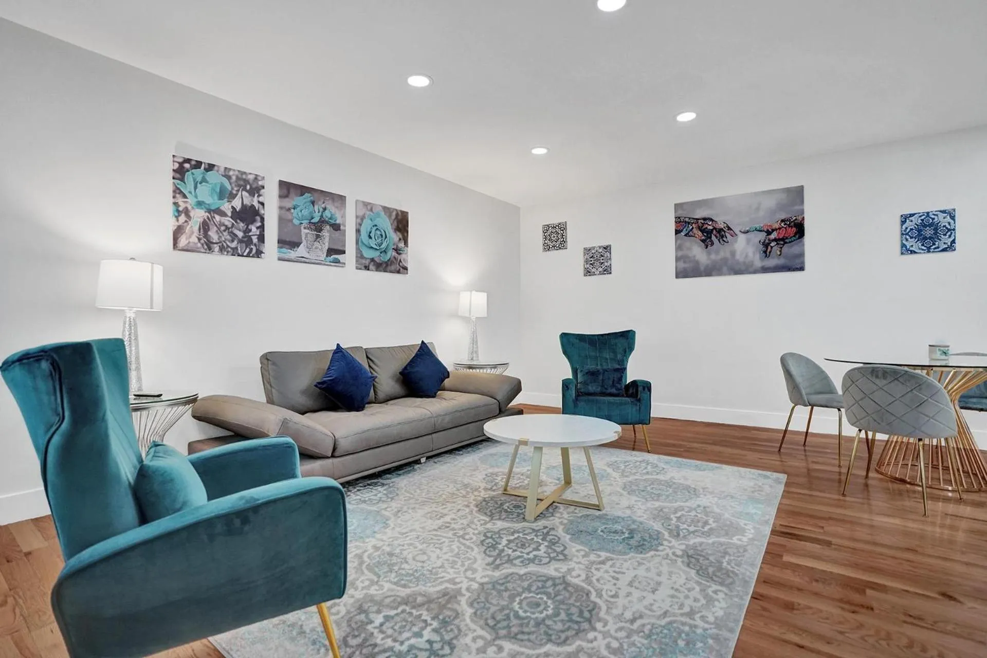 Living room in Bay Harbor Suites