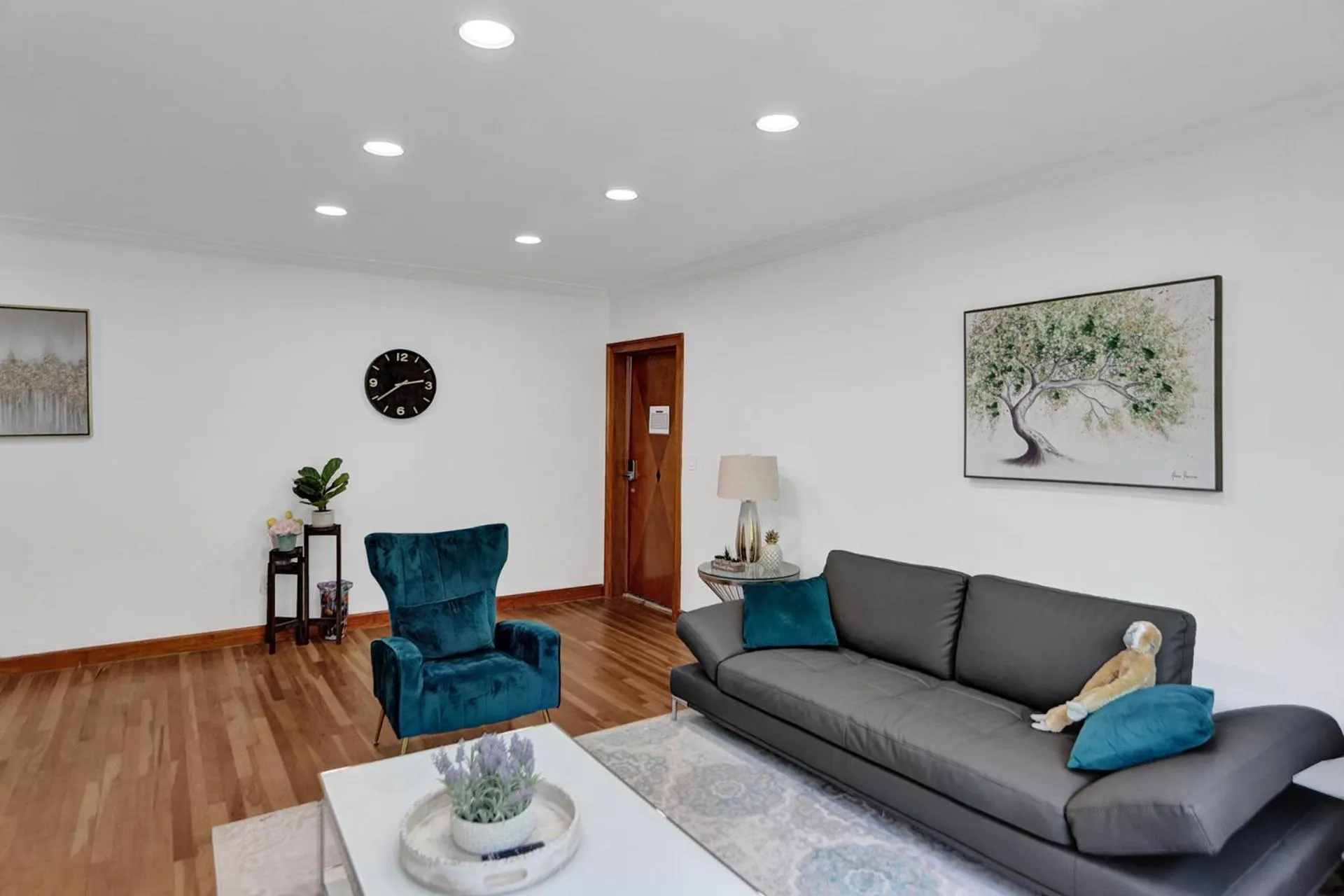 Living room in Bay Harbor Suites