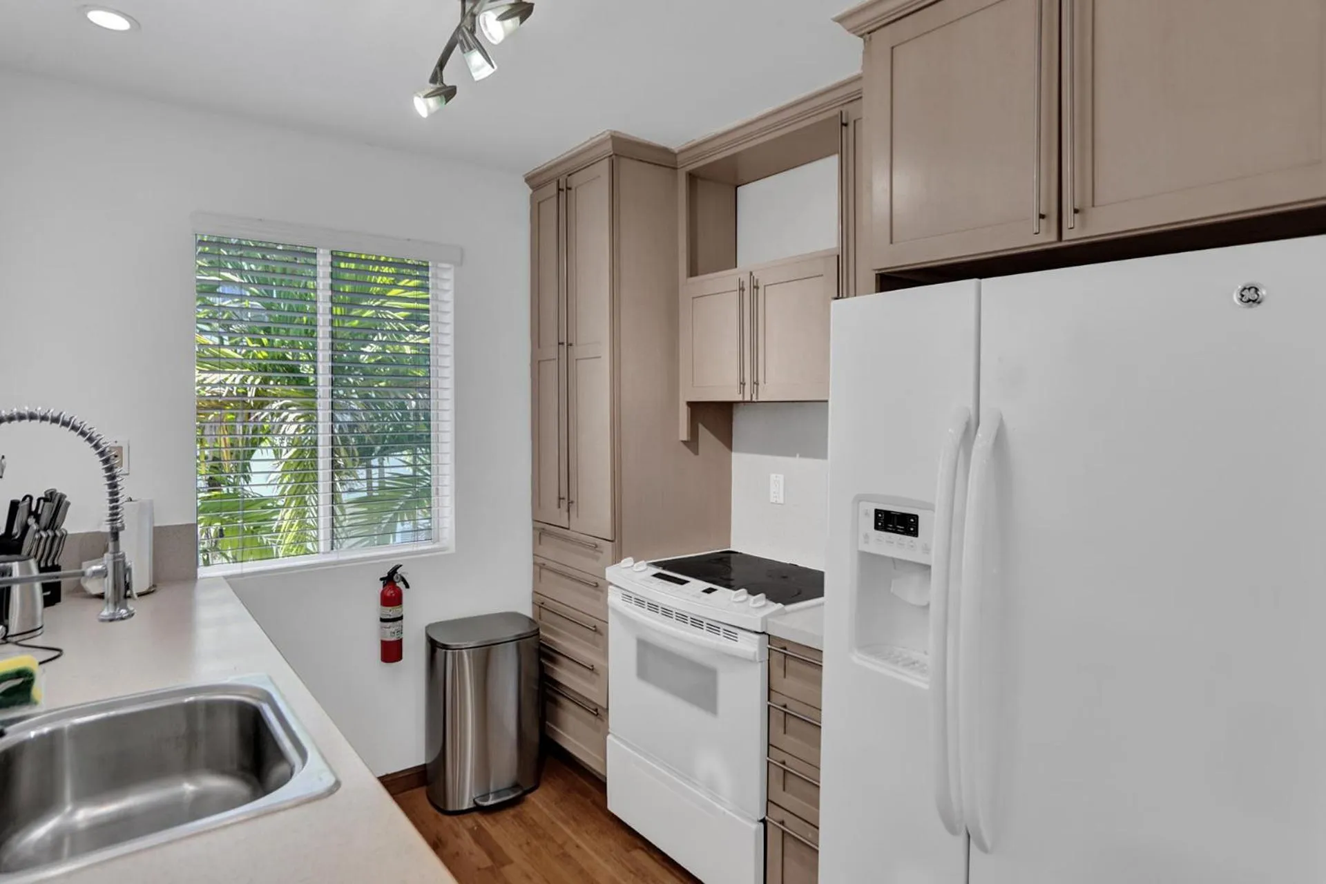 Kitchen or kitchenette in Bay Harbor Suites