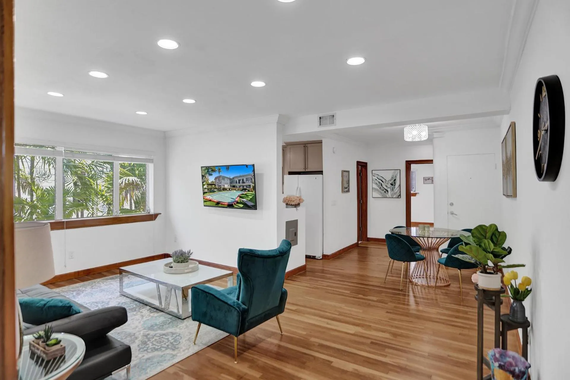 Living room in Bay Harbor Suites