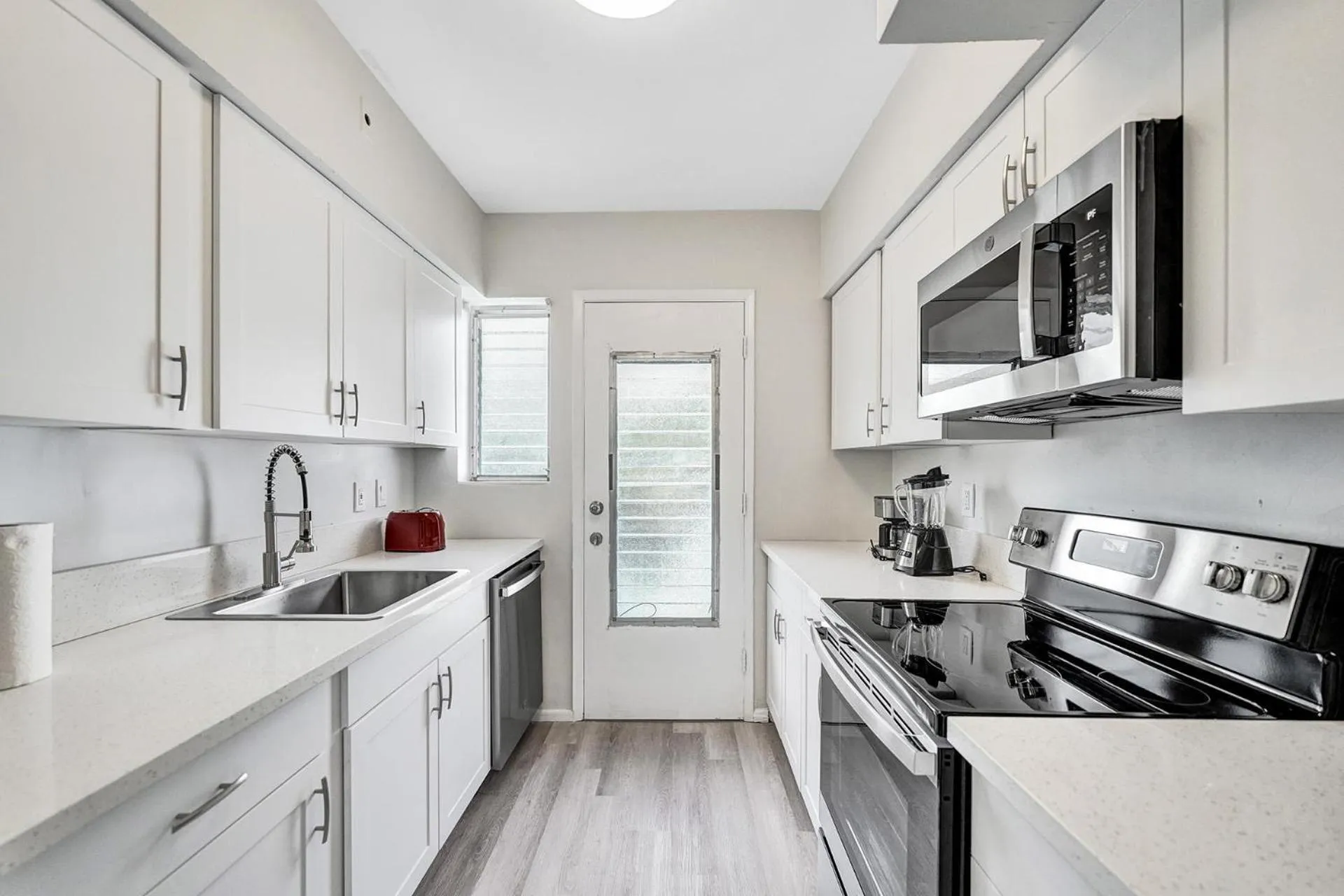 Kitchen or kitchenette in Bay Harbor Suites