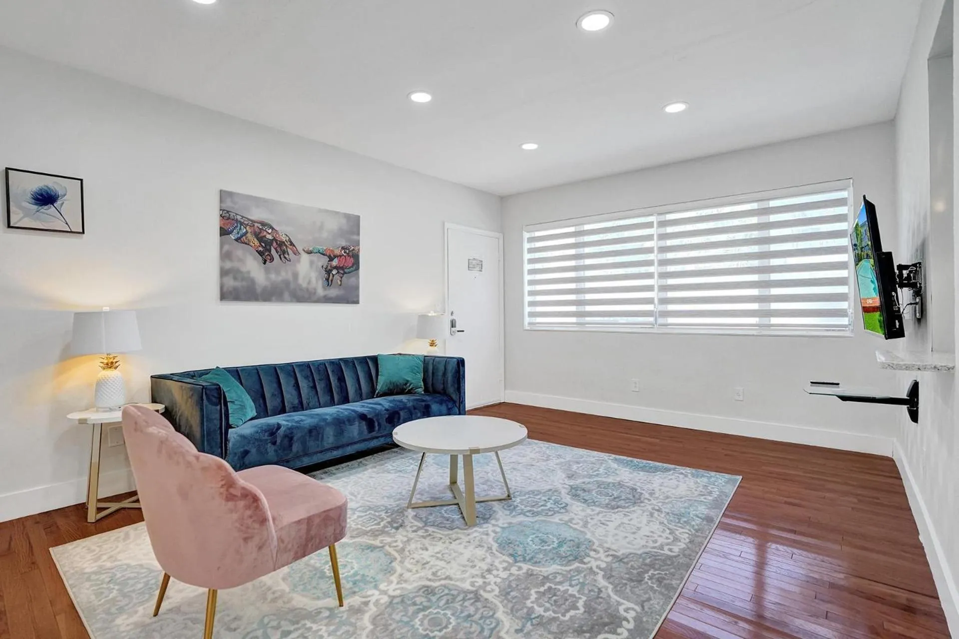 Living room in Bay Harbor Suites