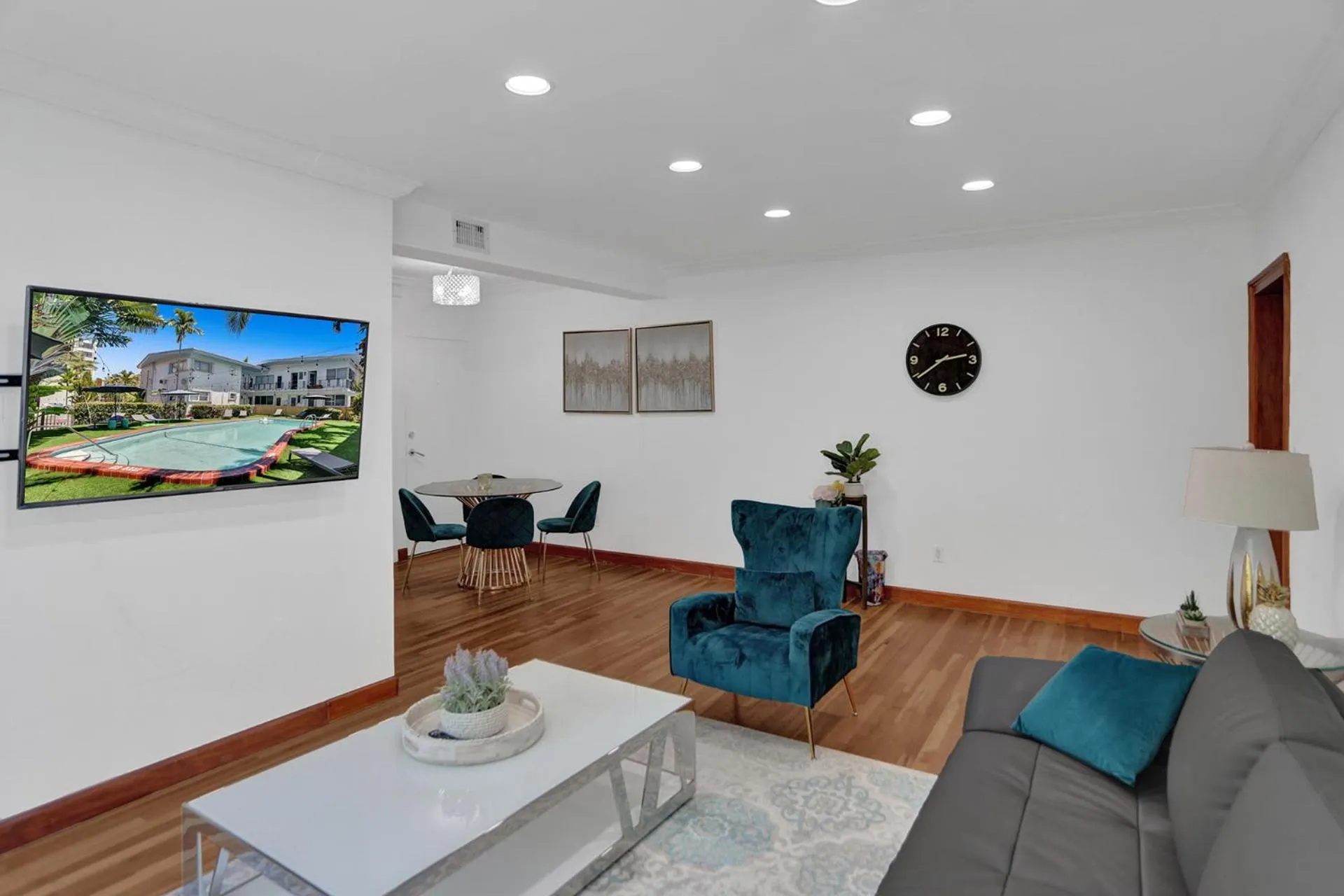 Living room in Bay Harbor Suites