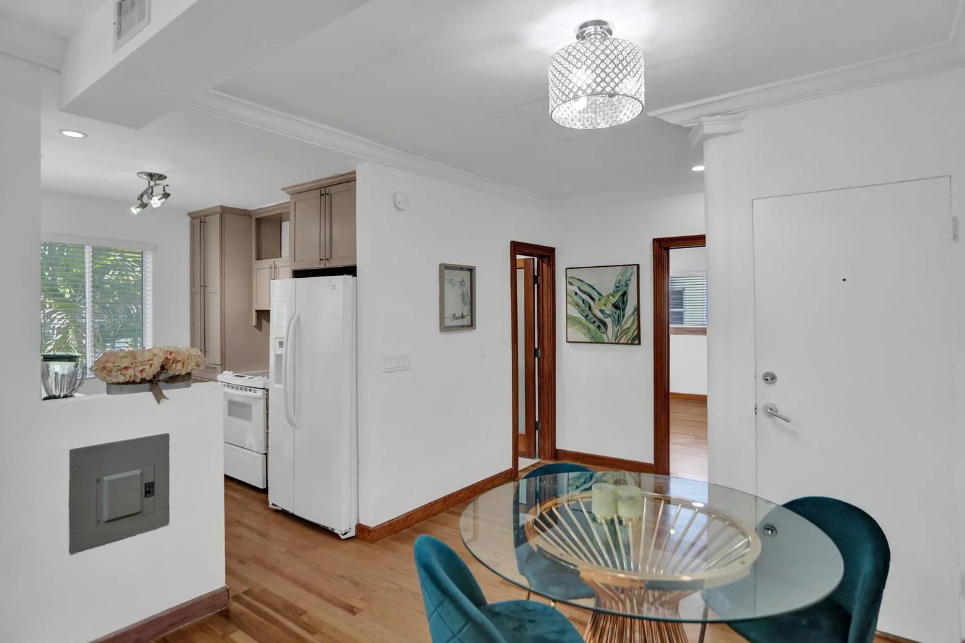 Dining area in Bay Harbor Suites