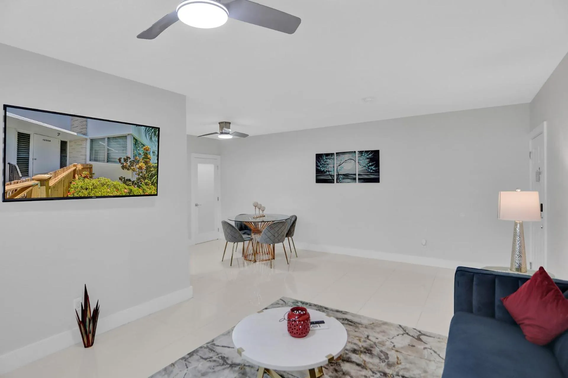 Living room in Bay Harbor Suites