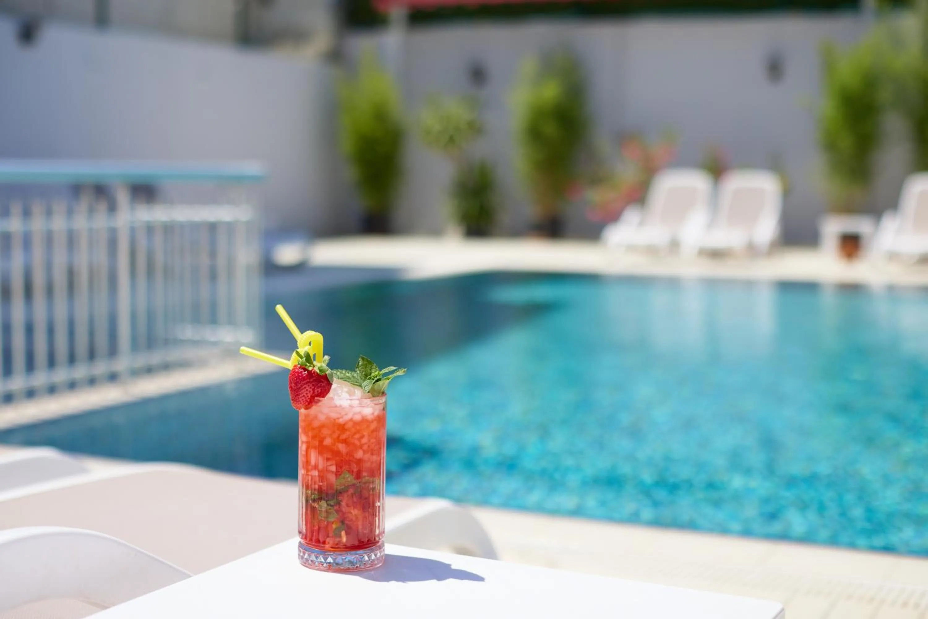 Restaurant/places to eat in A Hotel Side