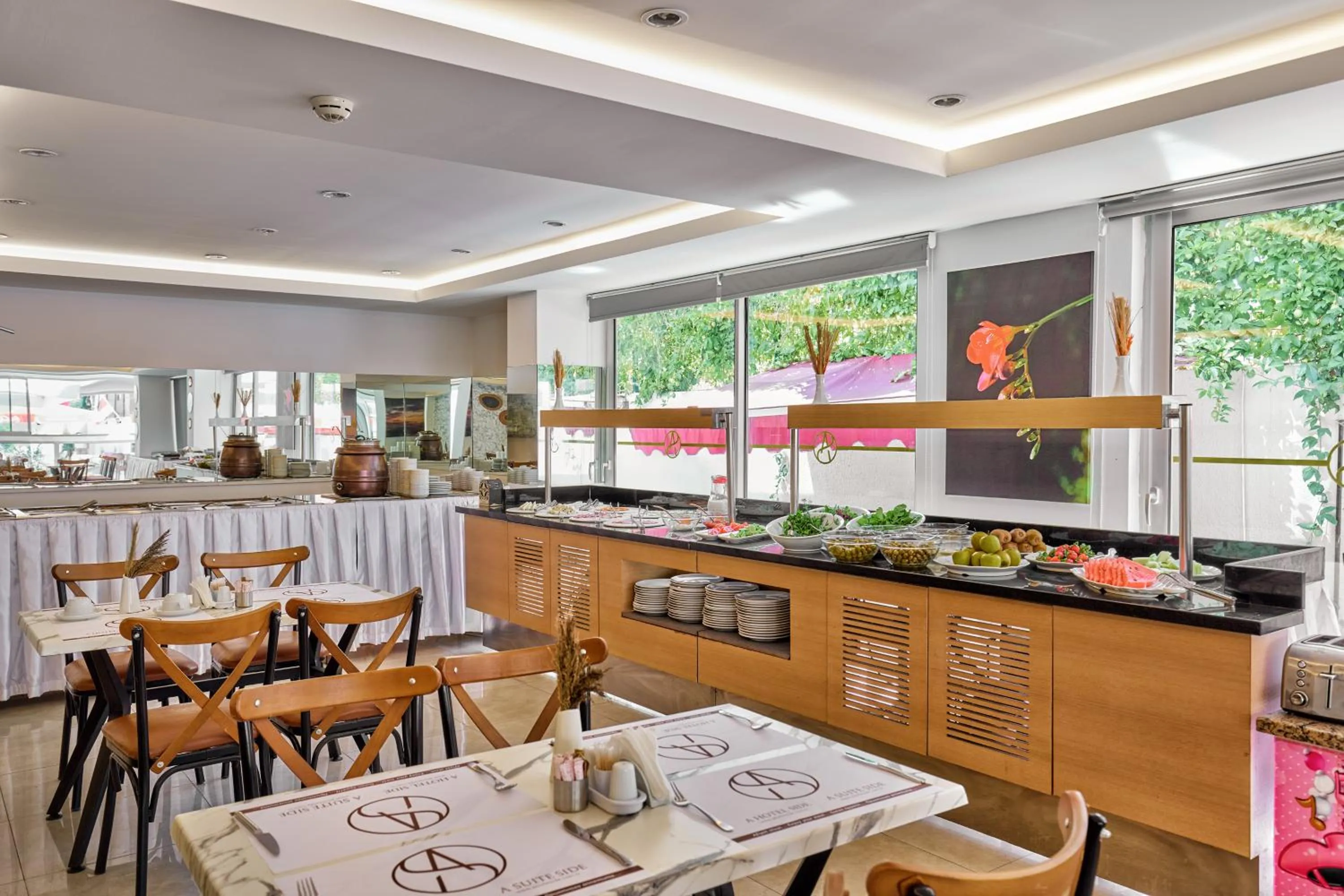 Restaurant/places to eat in A Hotel Side