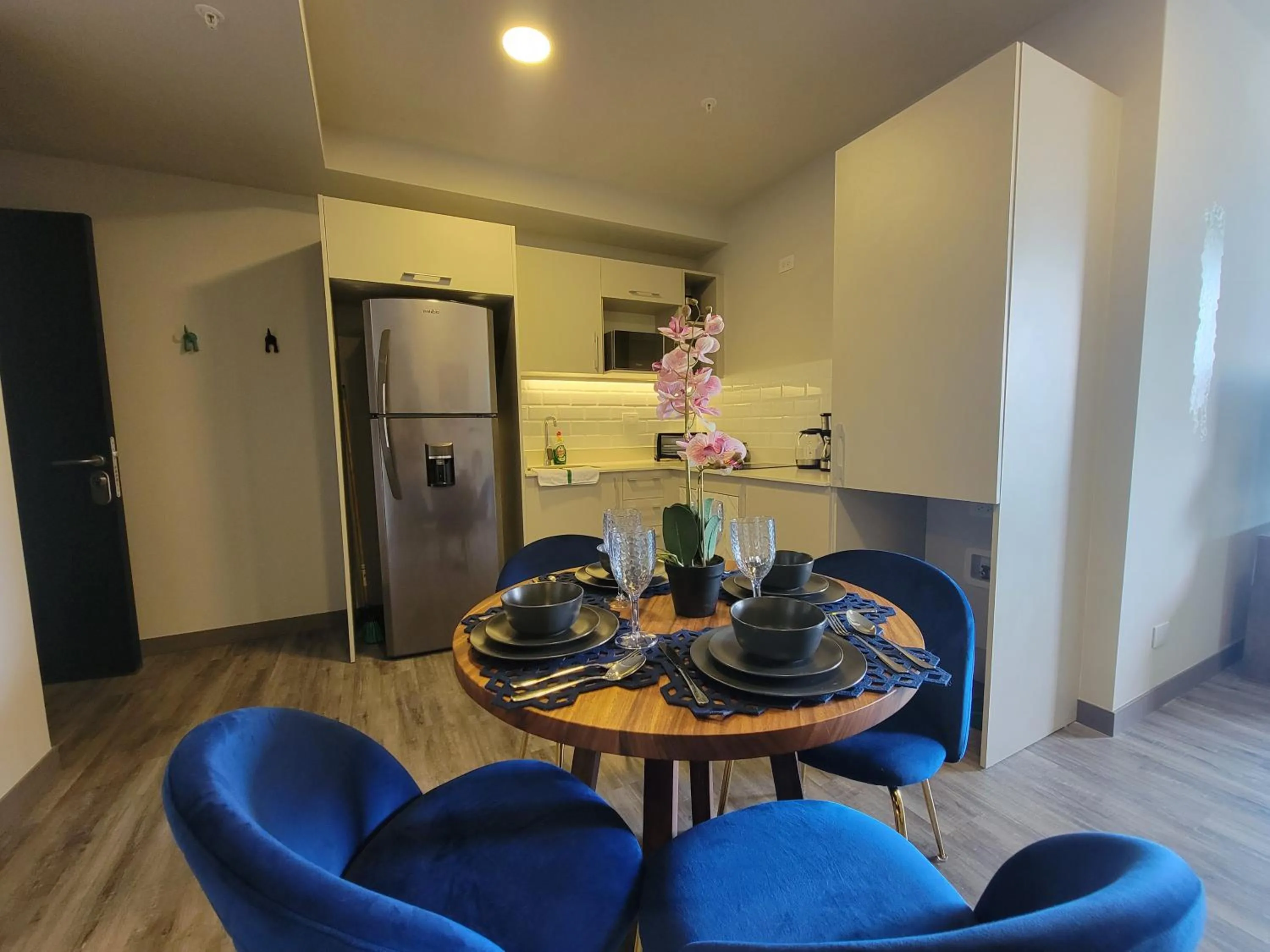 Cosmopolitan APT 1407, 5 Star Facilities, 15m SJO Airport, Parking, Pool, Gym