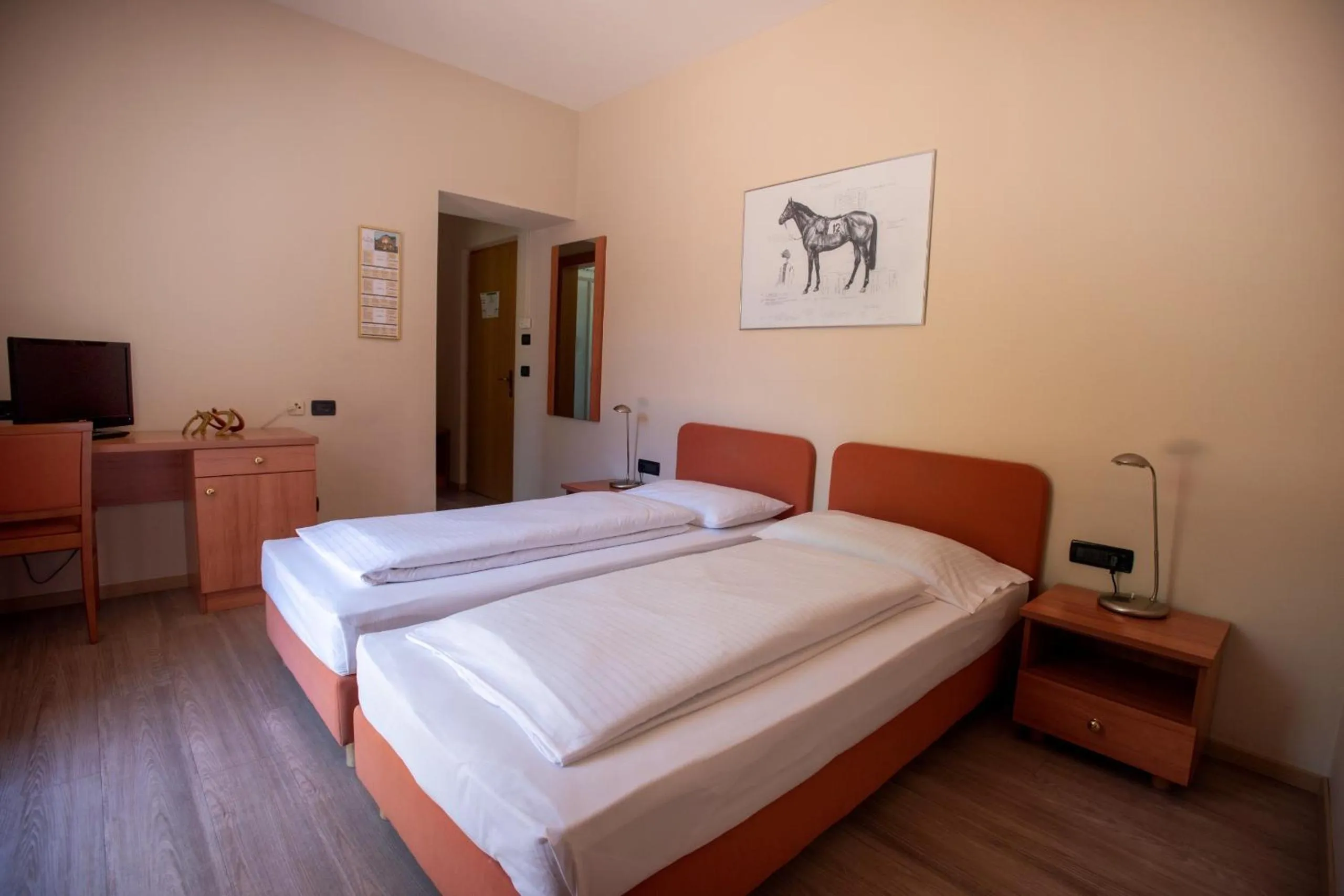 Bed in Albergo Cavallino s'Rössl