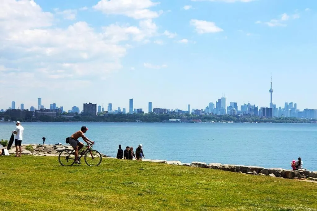 Renovated Guest Suite Near The Lake & High Park in Toronto!