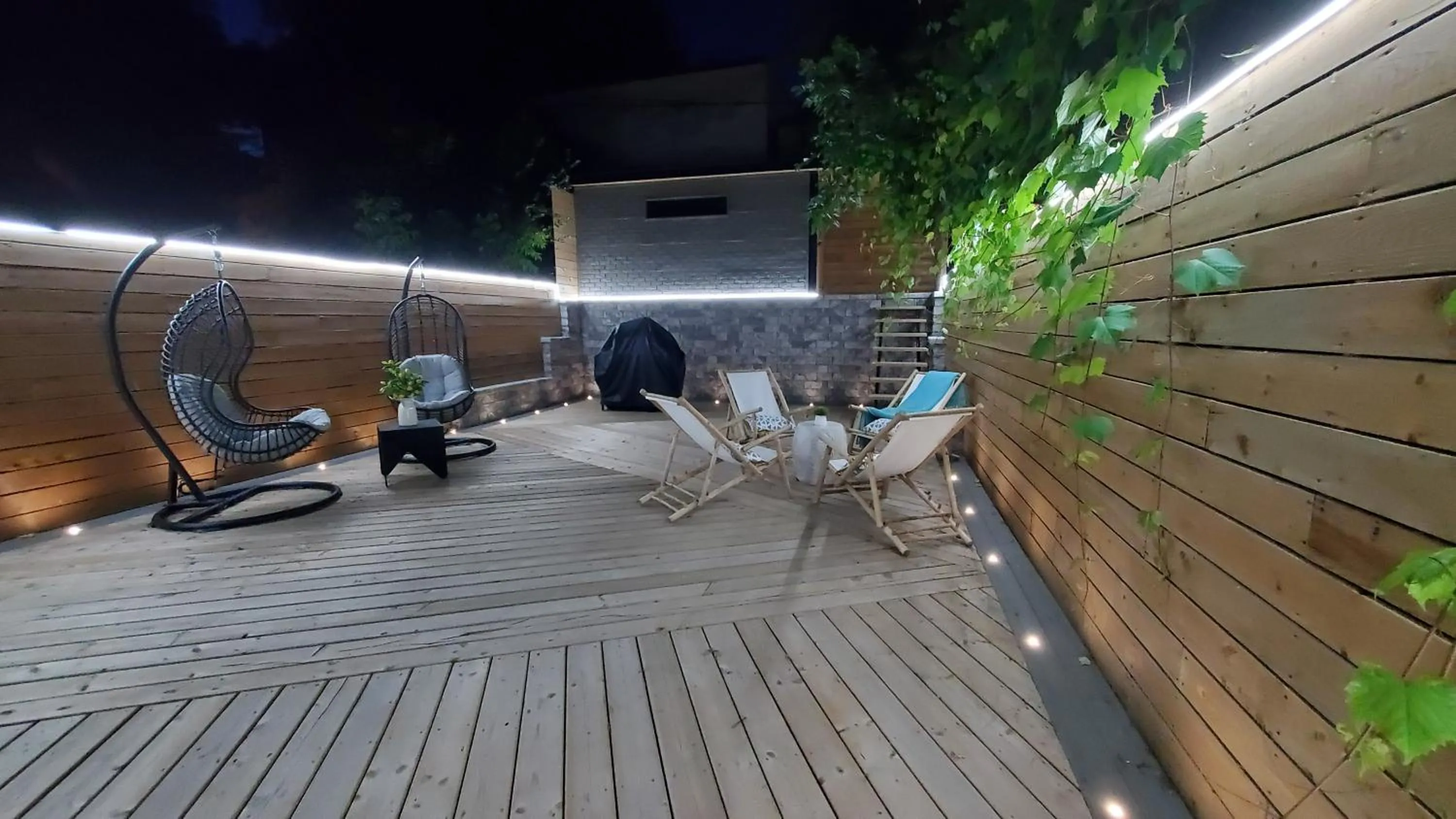 Renovated Guest Suite Near The Lake & High Park in Toronto!