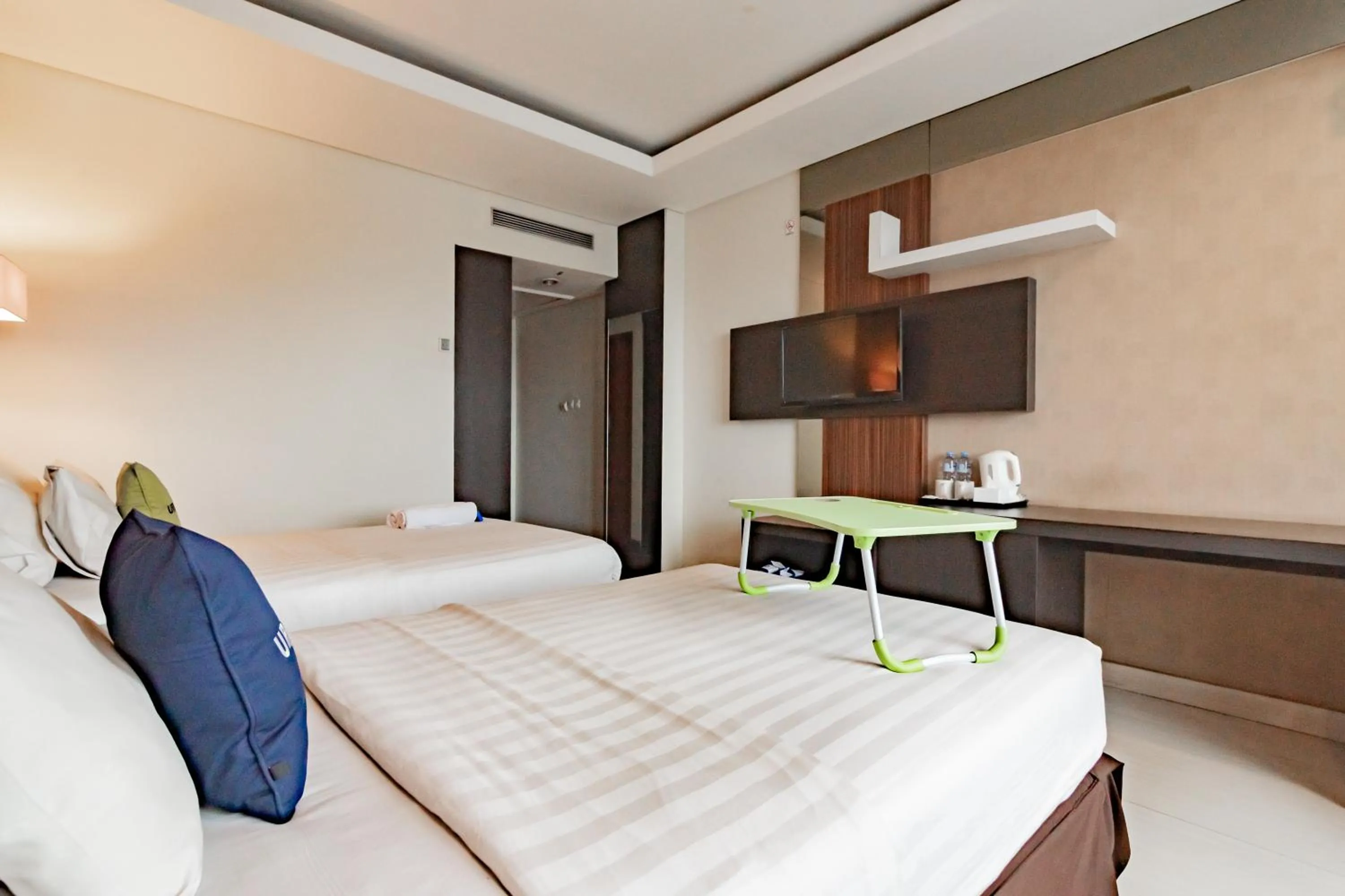 Bedroom, Bed in Urbanview Hotel Newton Riau Bandung by RedDoorz