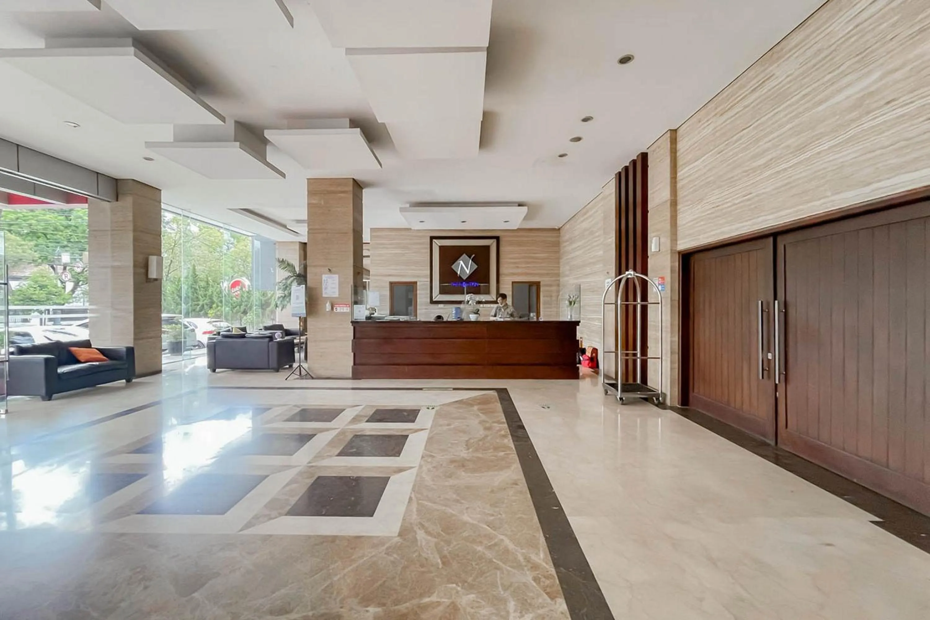 Lobby or reception in Urbanview Hotel Newton Riau Bandung by RedDoorz