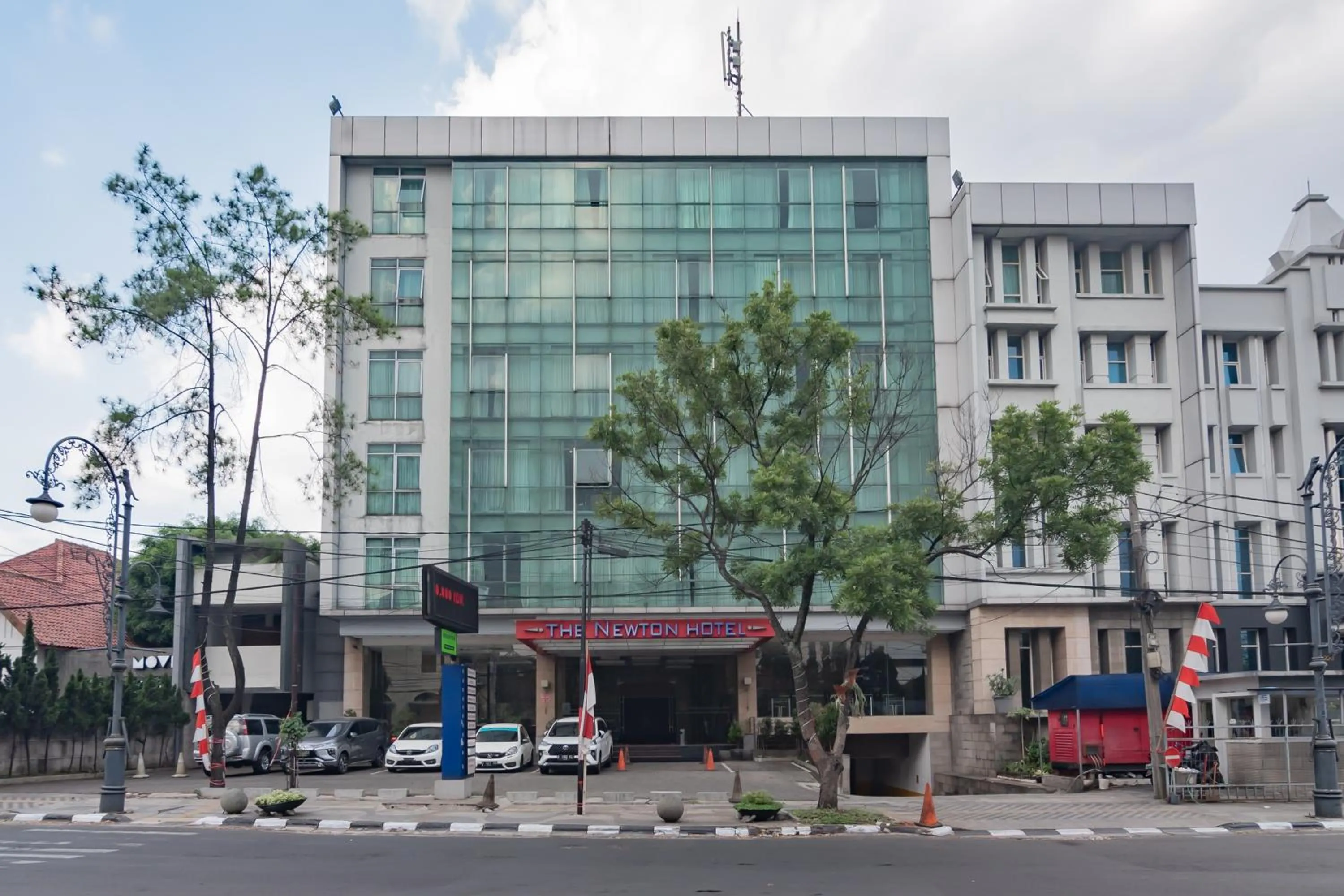 Property building in Urbanview Hotel Newton Riau Bandung by RedDoorz