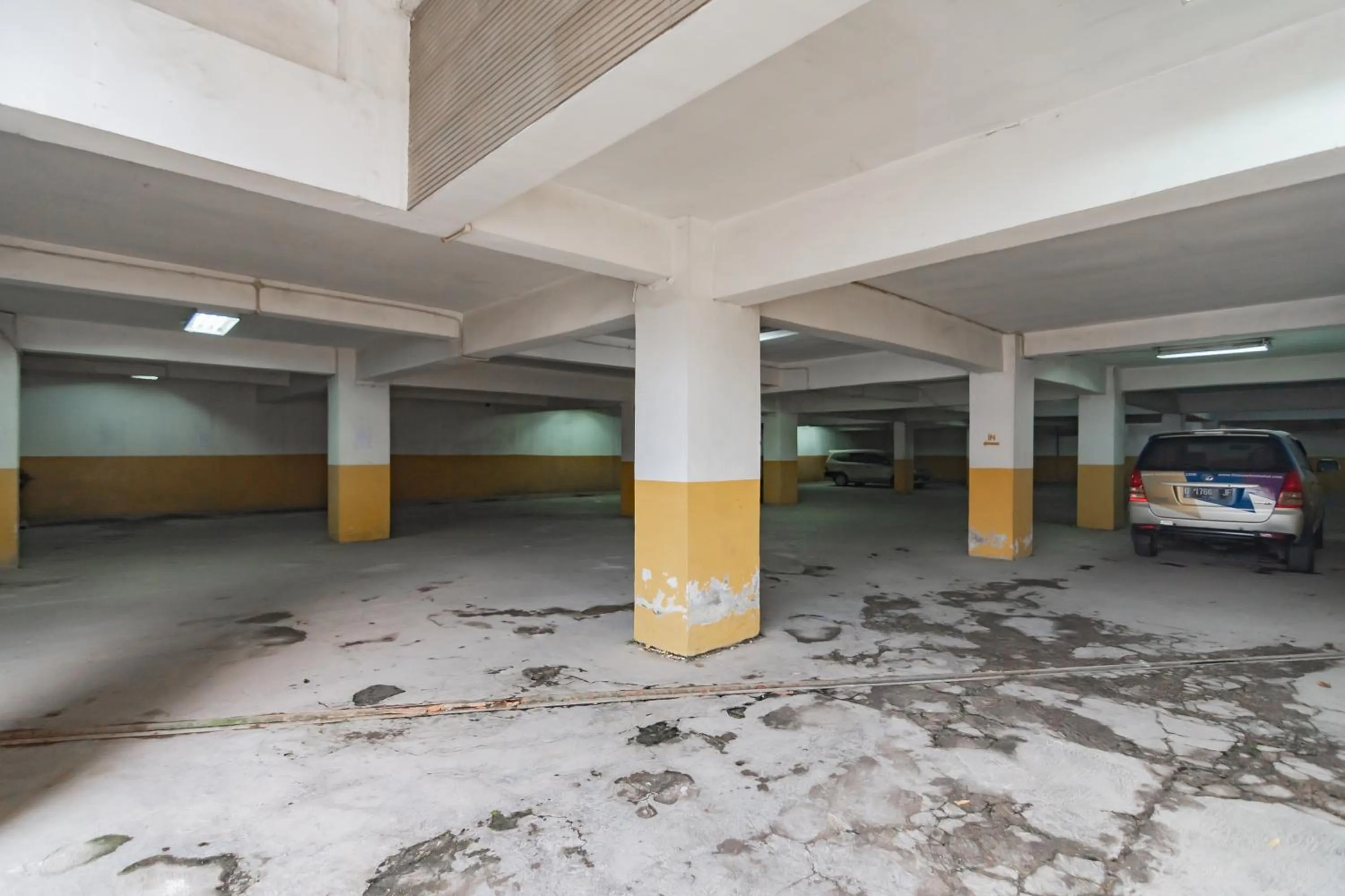 Parking in Urbanview Hotel Newton Riau Bandung by RedDoorz