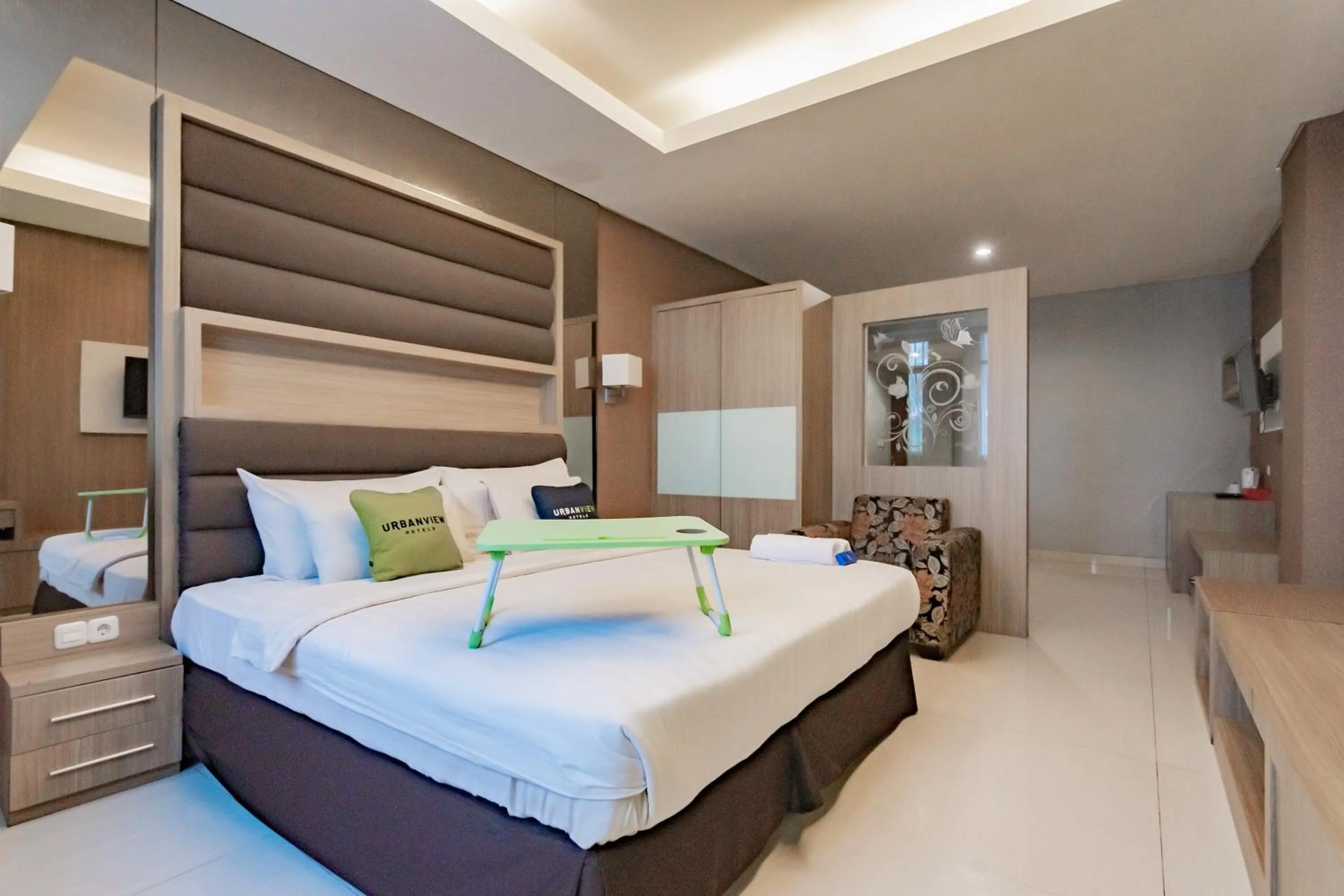 Bedroom, Bed in Urbanview Hotel Newton Riau Bandung by RedDoorz
