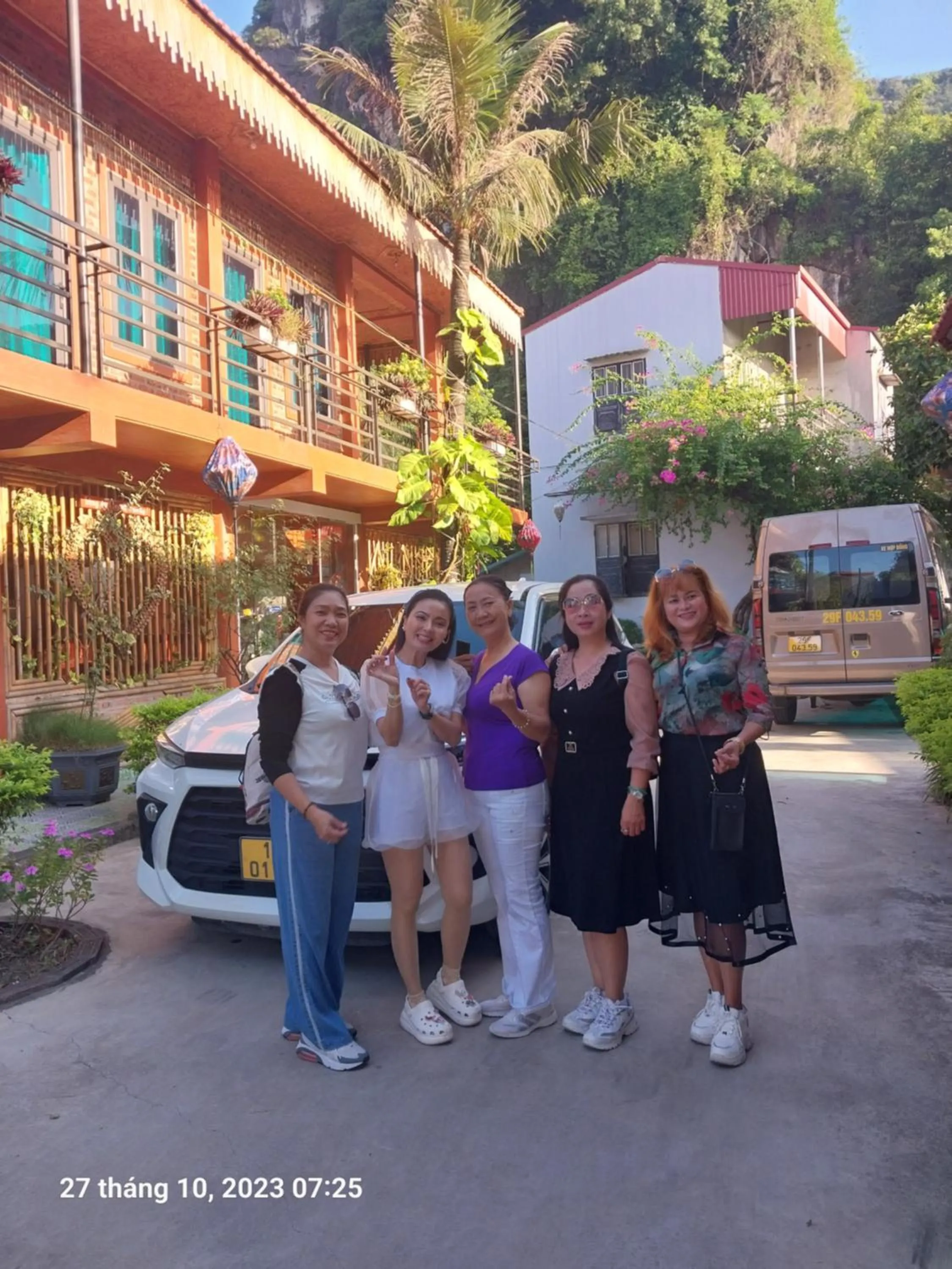 group of guests in Trang An Elegant Homestay