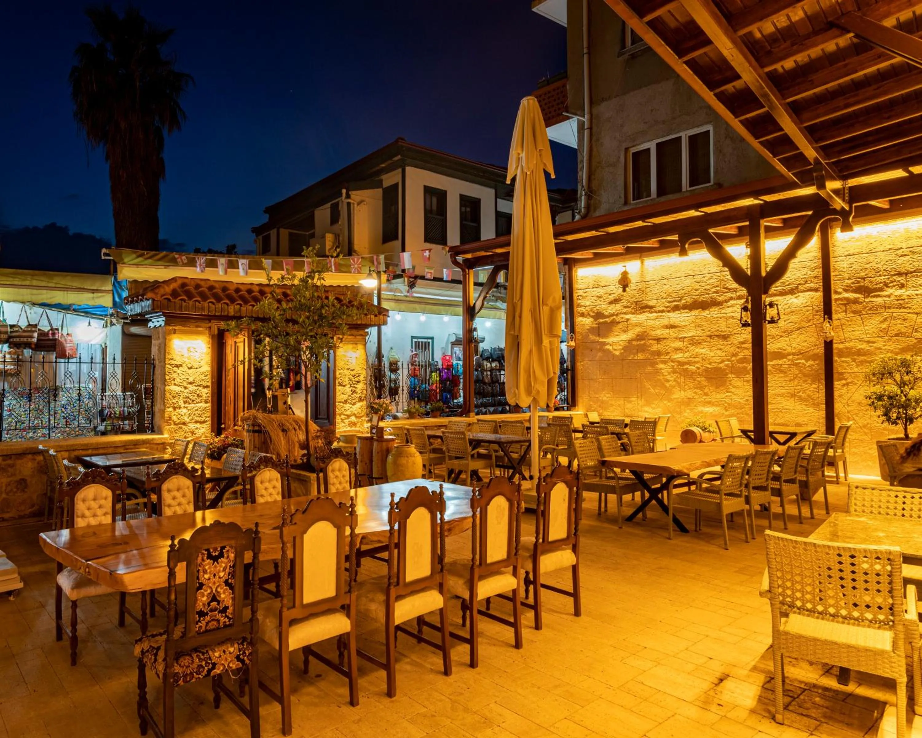 Restaurant/places to eat in WOO Town Suites