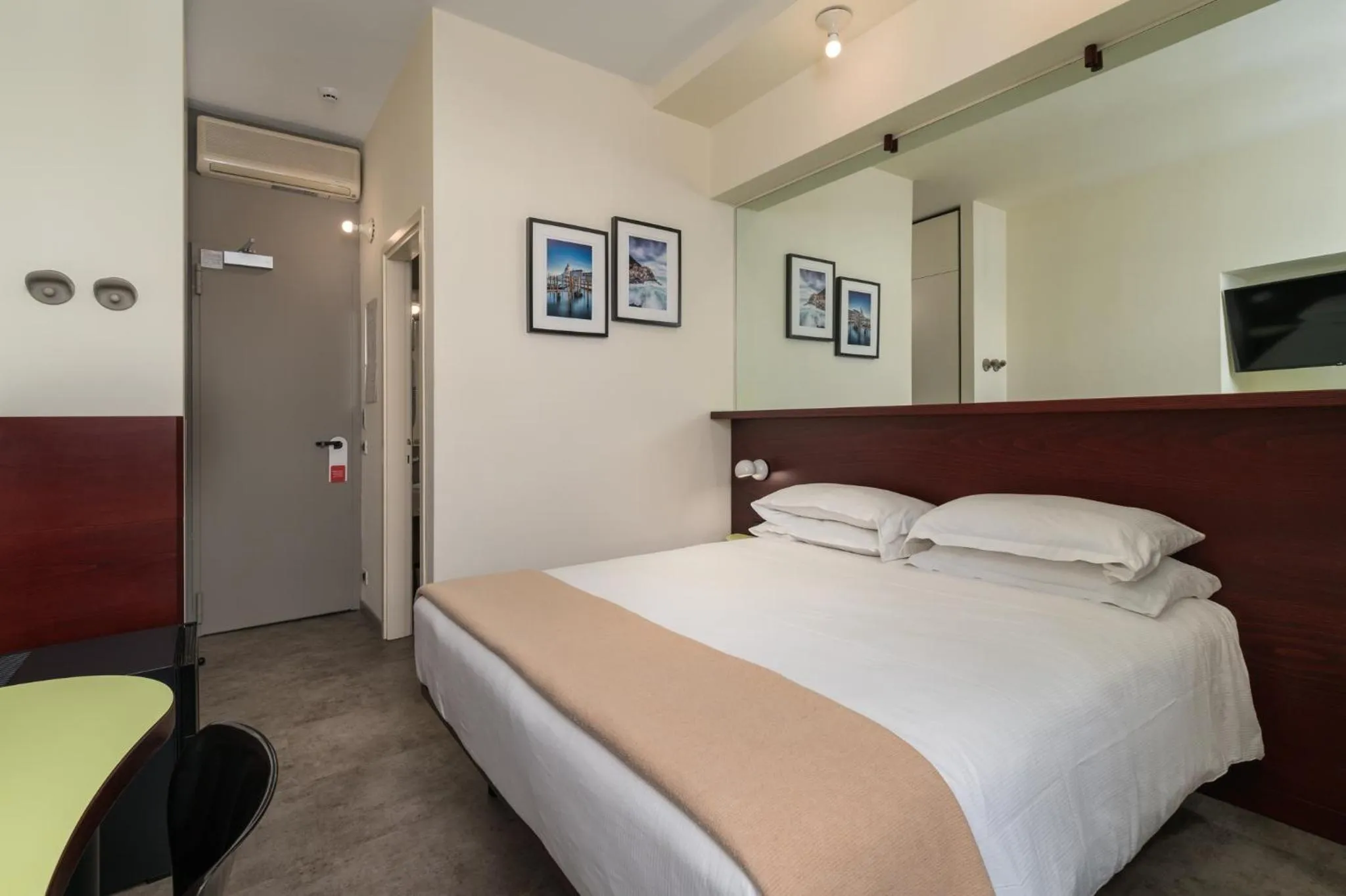 Bedroom, Bed in Hotel Piroscafo