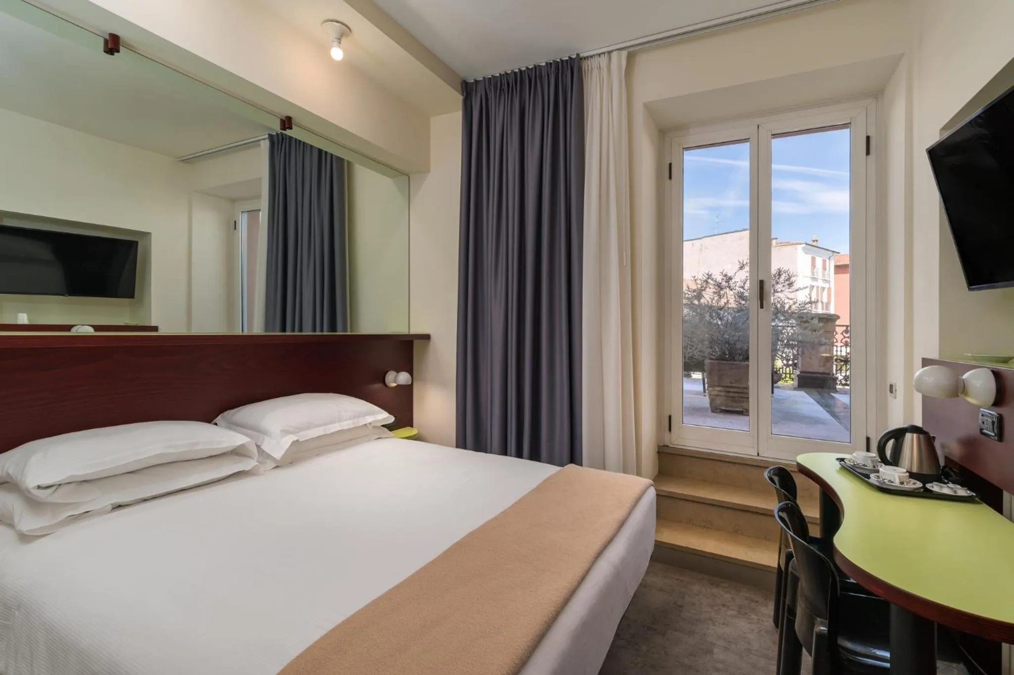 Balcony/Terrace, Bed in Hotel Piroscafo