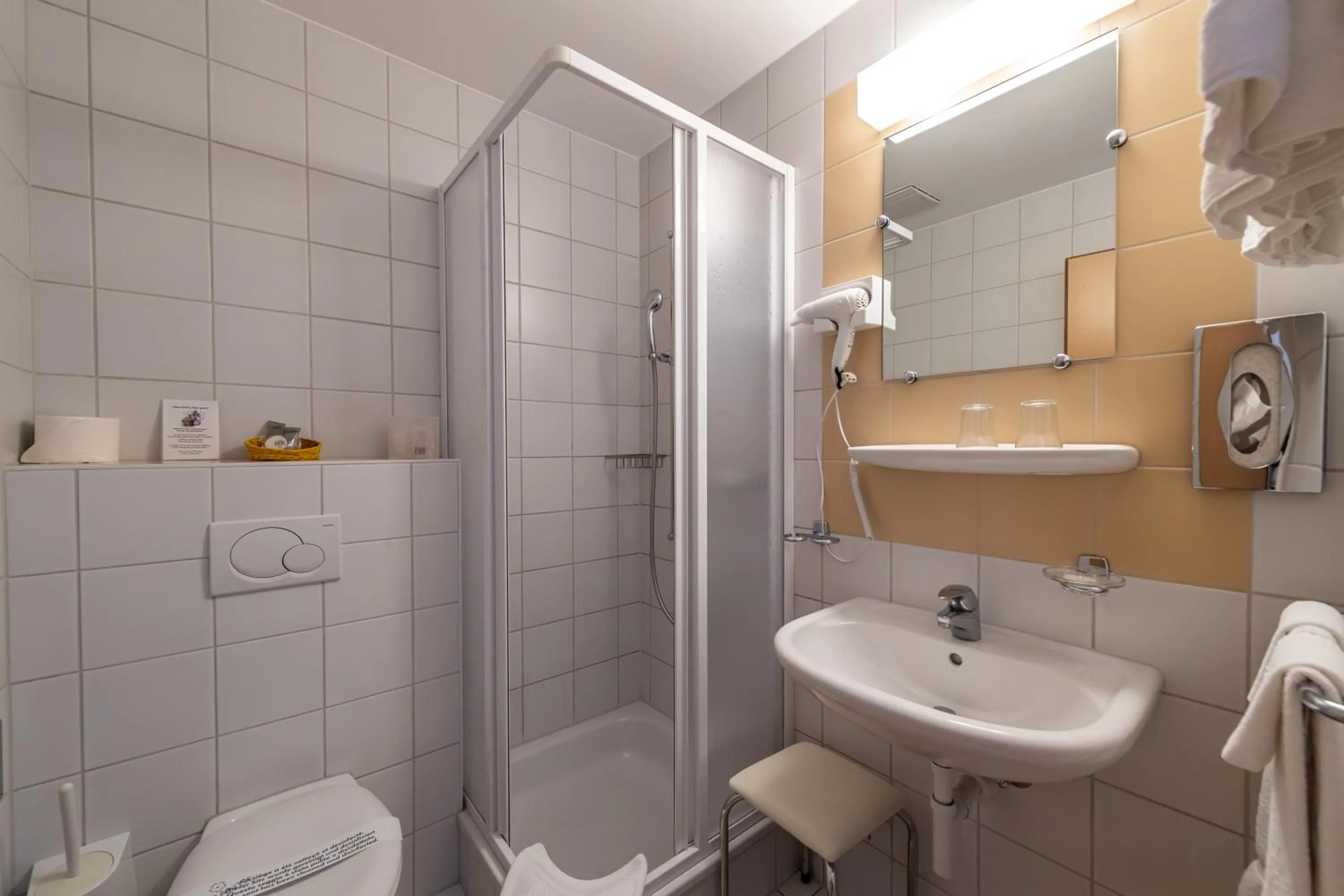 Shower in Hôtel Bon Rivage