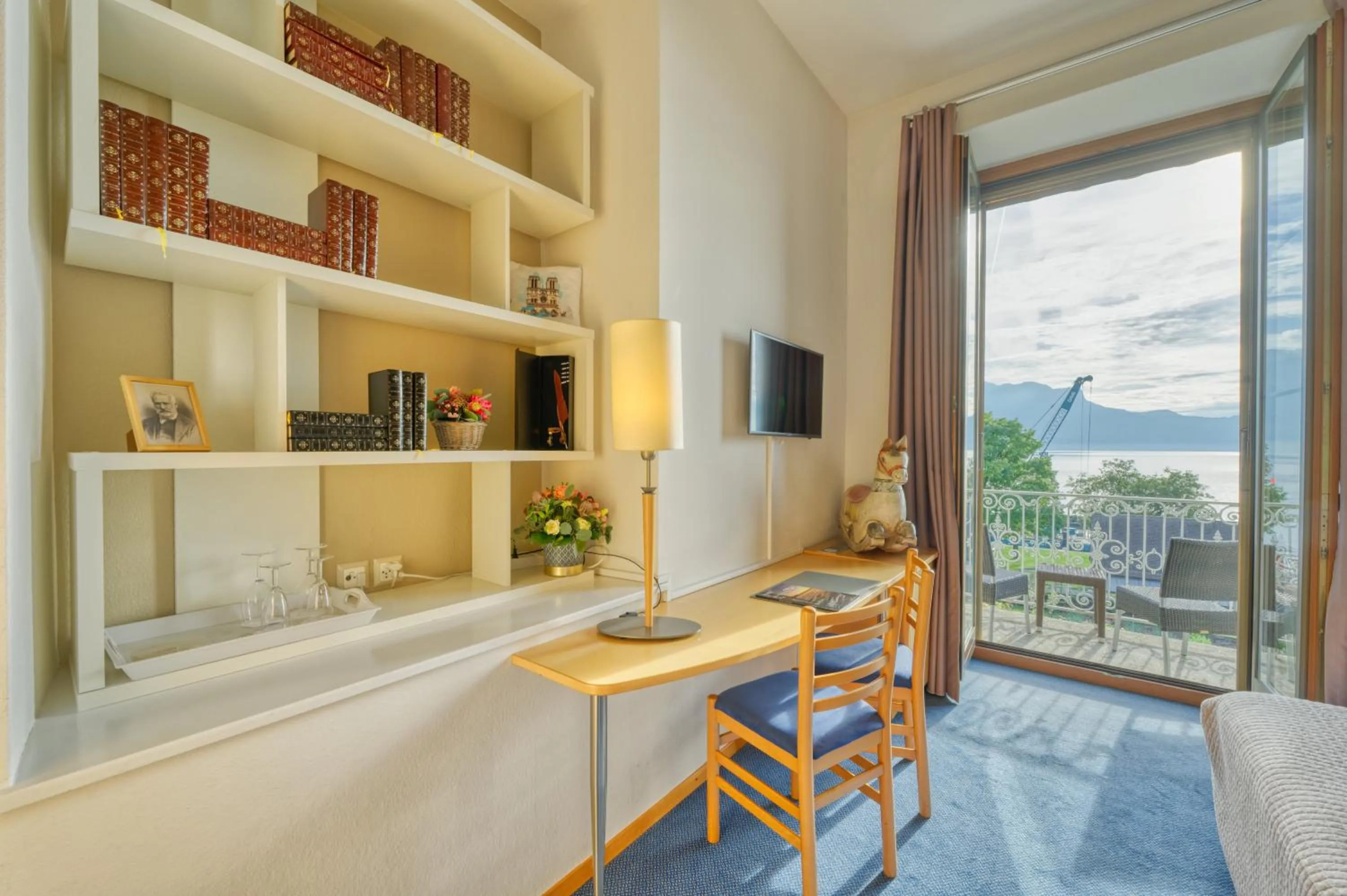 TV and multimedia in Hôtel Bon Rivage