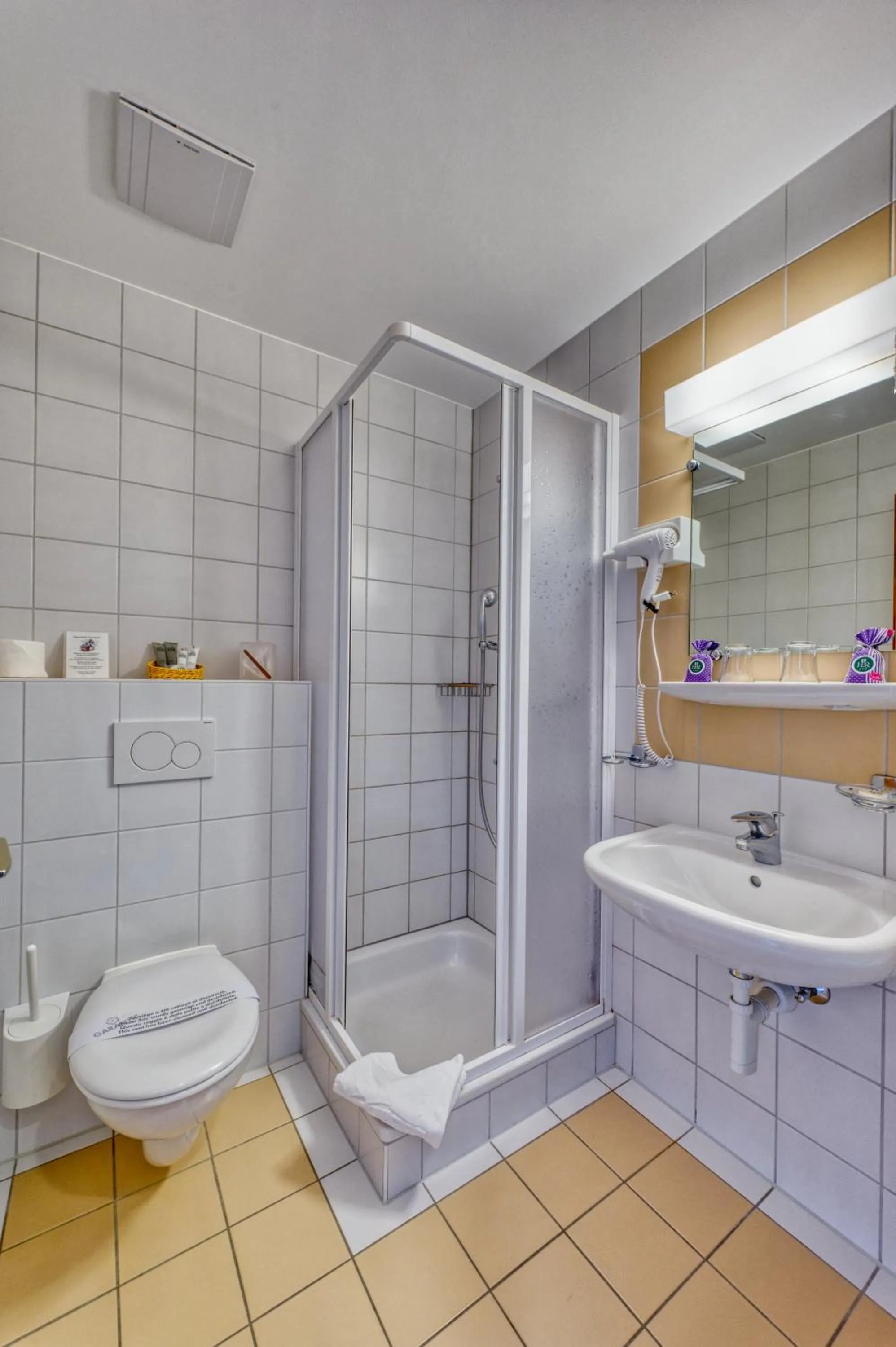 Shower in Hôtel Bon Rivage