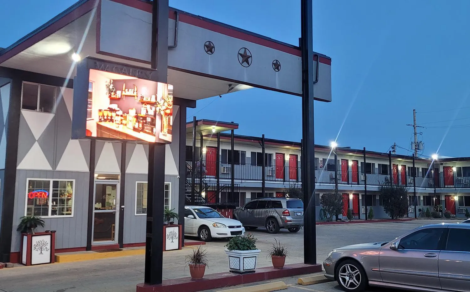 Parking in Sky-Palace Inn & Suites Hutchinson